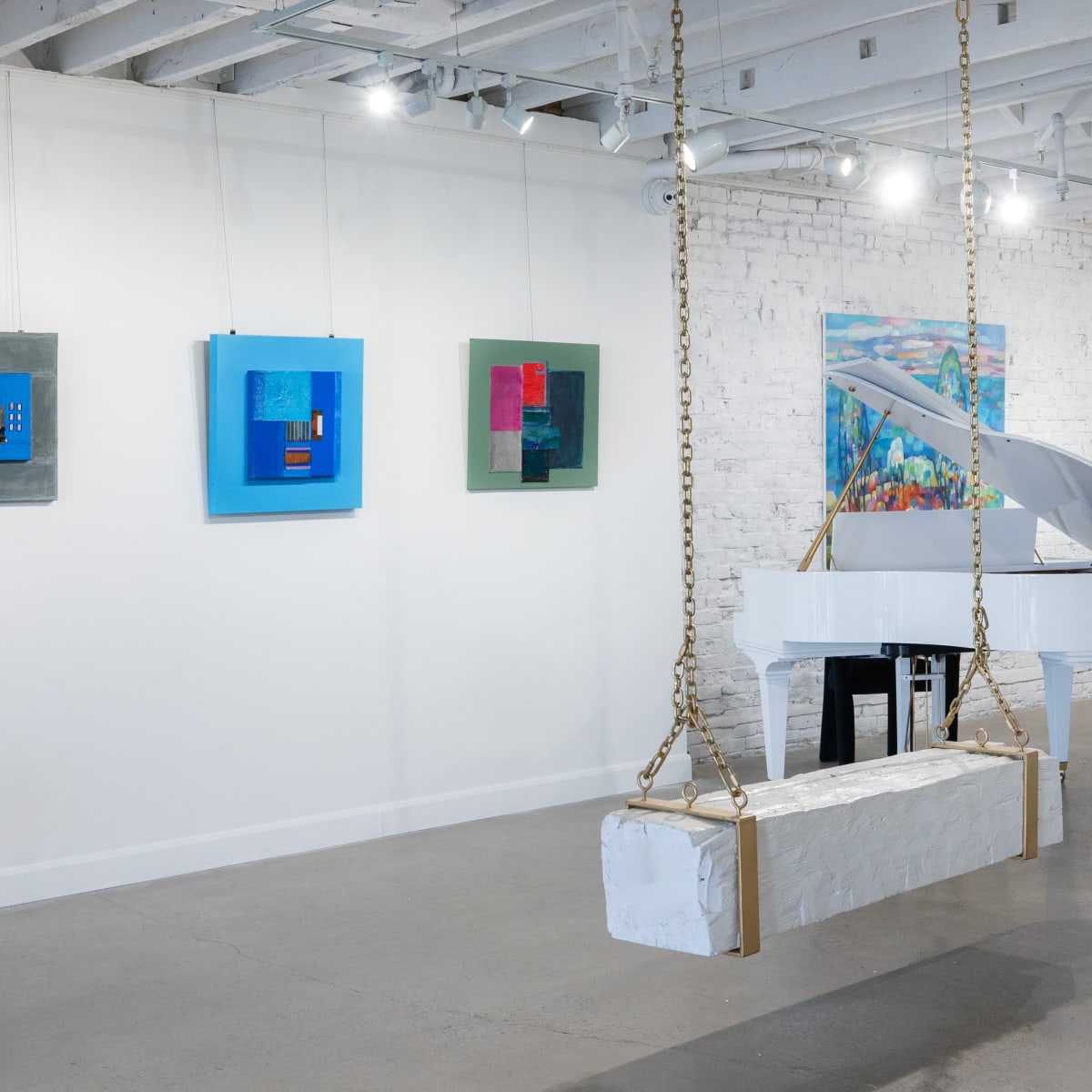 Galerie Angelina - Œuvres d'art et un piano dans une salle blanche