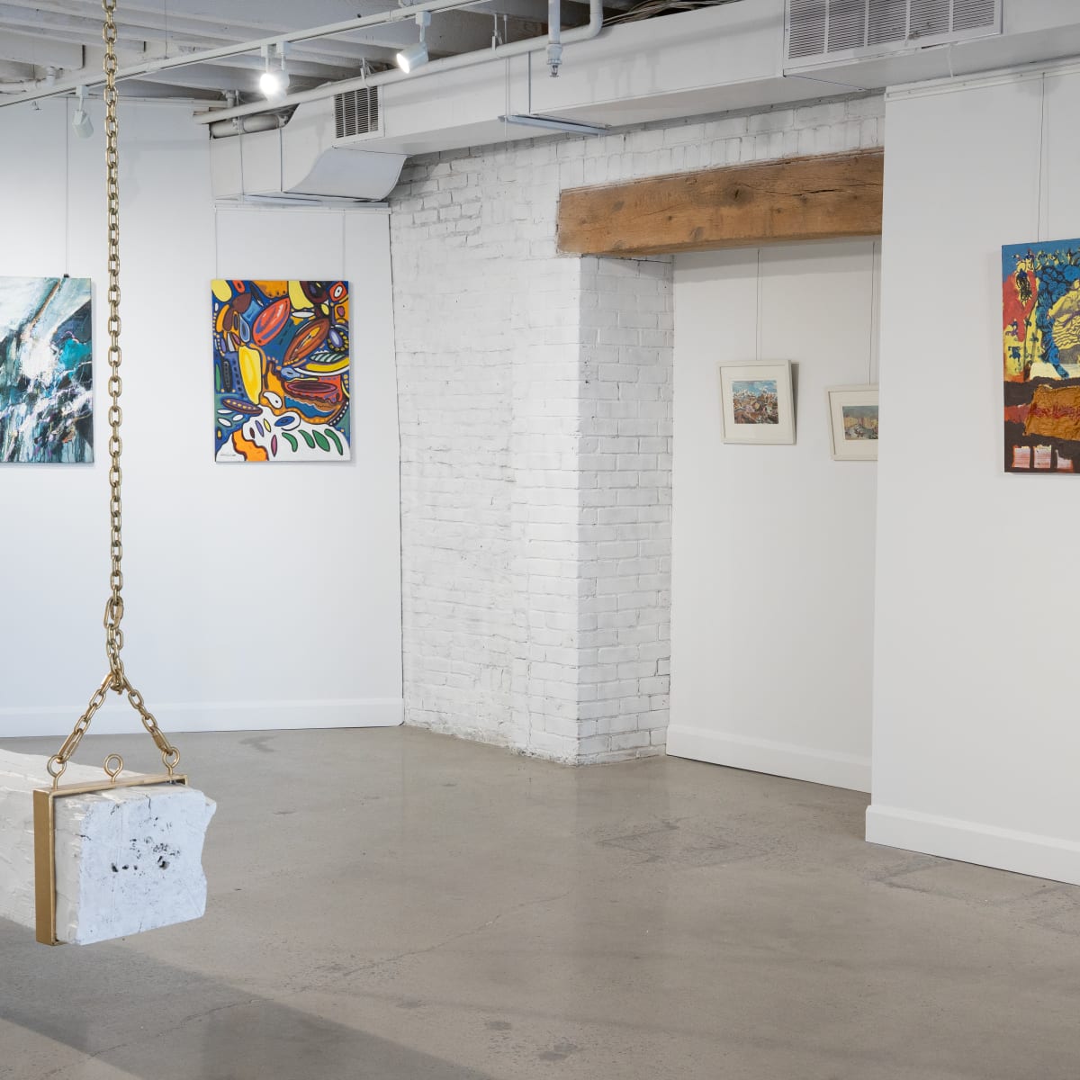 Galerie Angelina - Œuvres d'art dans une salle blanche