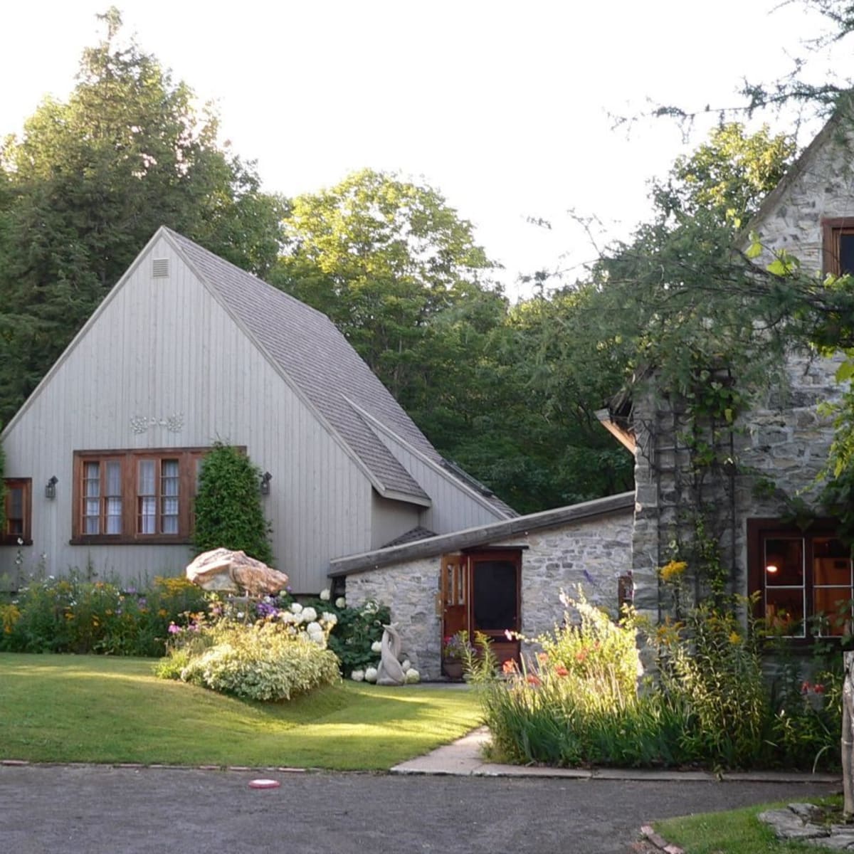 Extérieur de la Galerie d'art Mont Sainte-Anne en été.