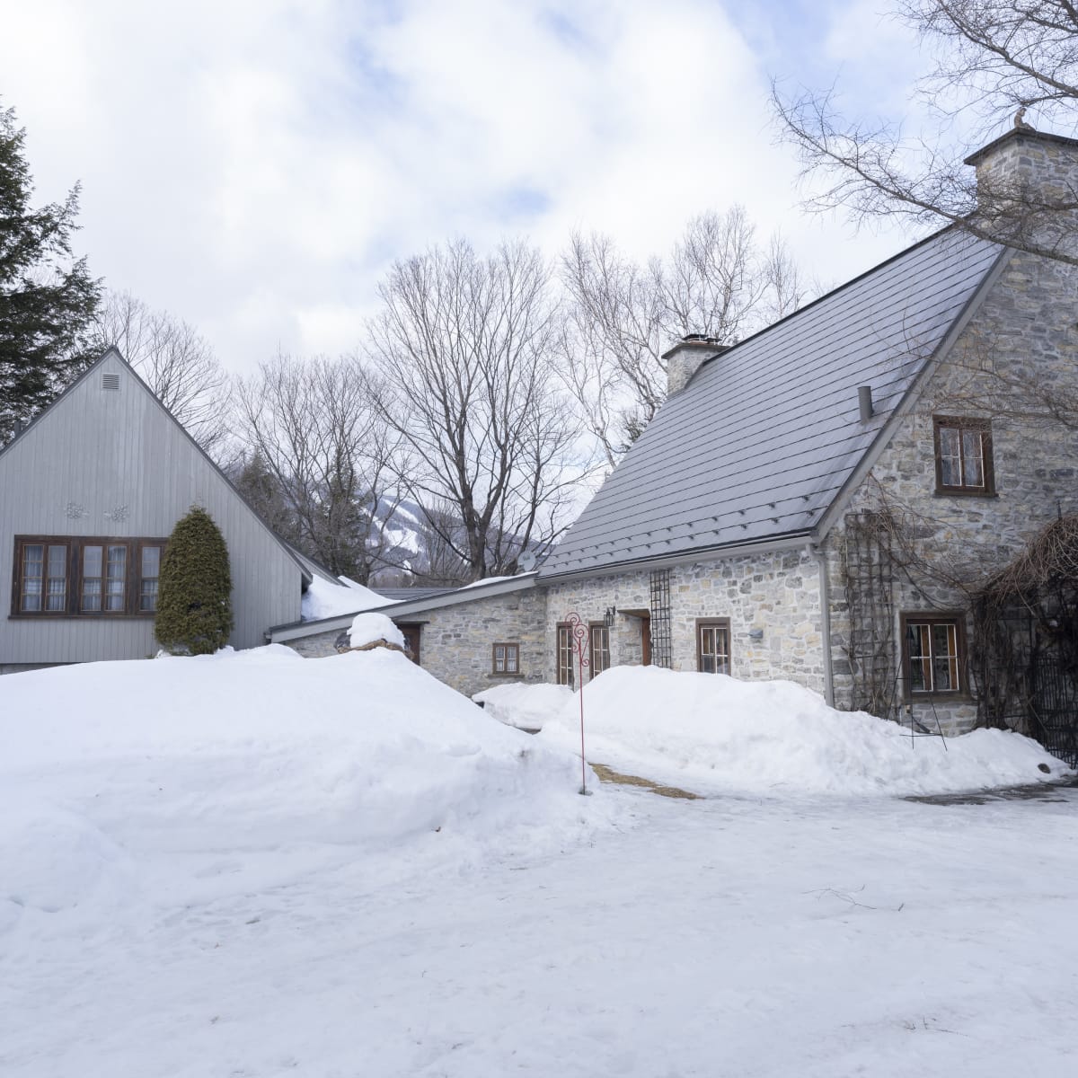 Extérieur de la Galerie d'art Mont Sainte-Anne en hiver.
