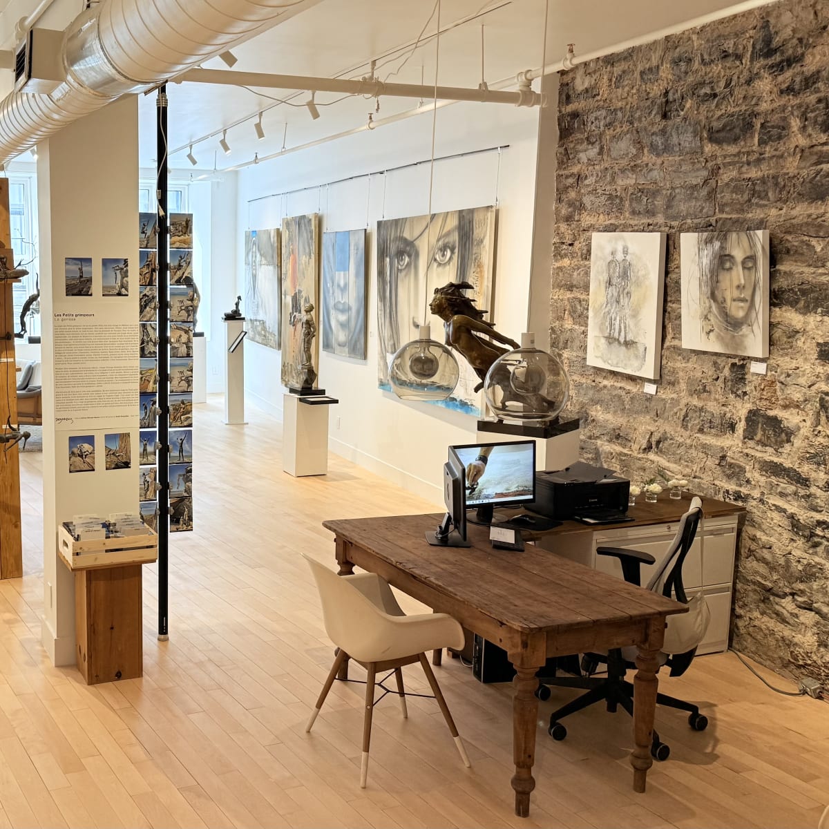 Intérieure de la Galerie ROCCIA, avec des œuvres d'art et un bureau.