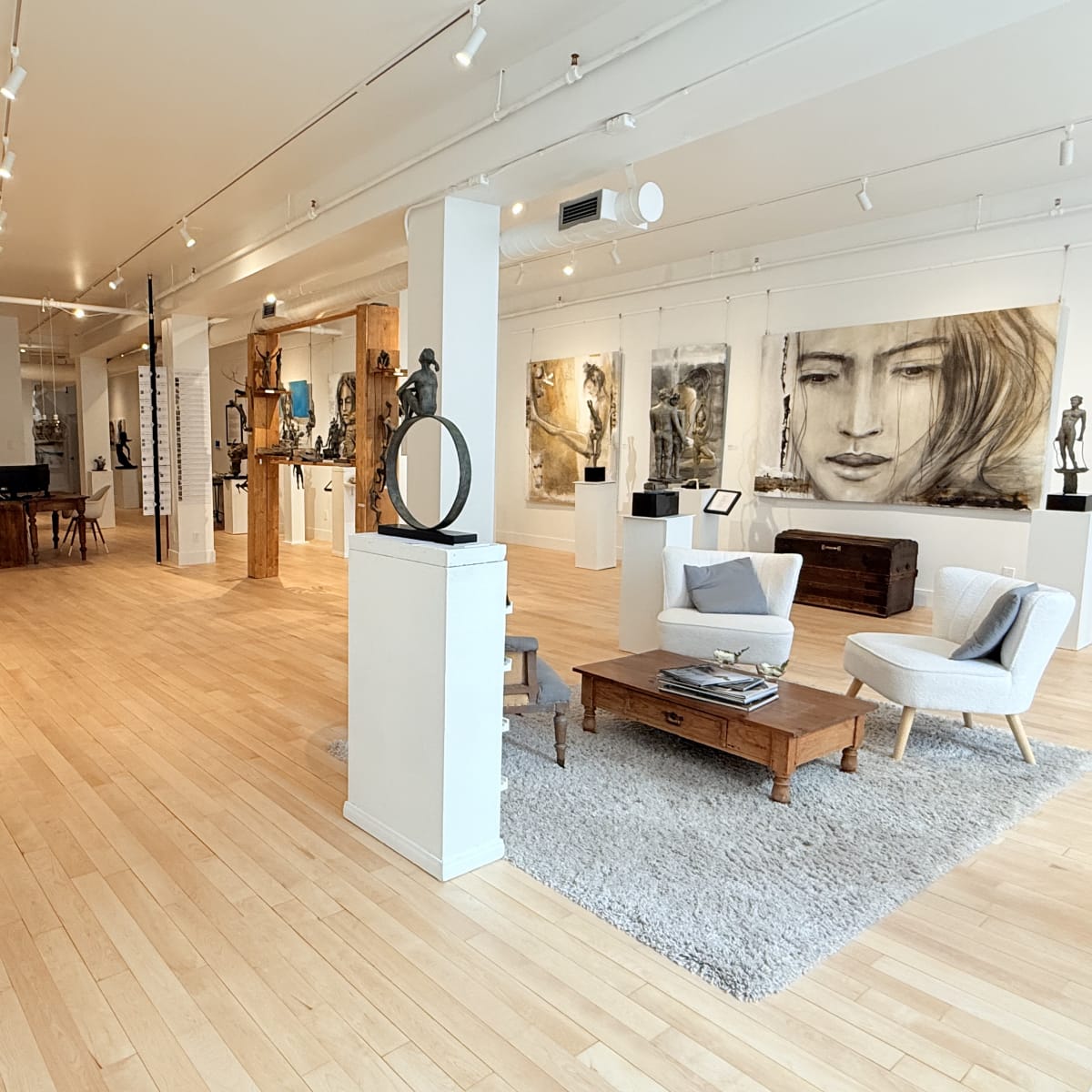 Intérieure de la Galerie ROCCIA, avec des œuvres d'art et des chaises.