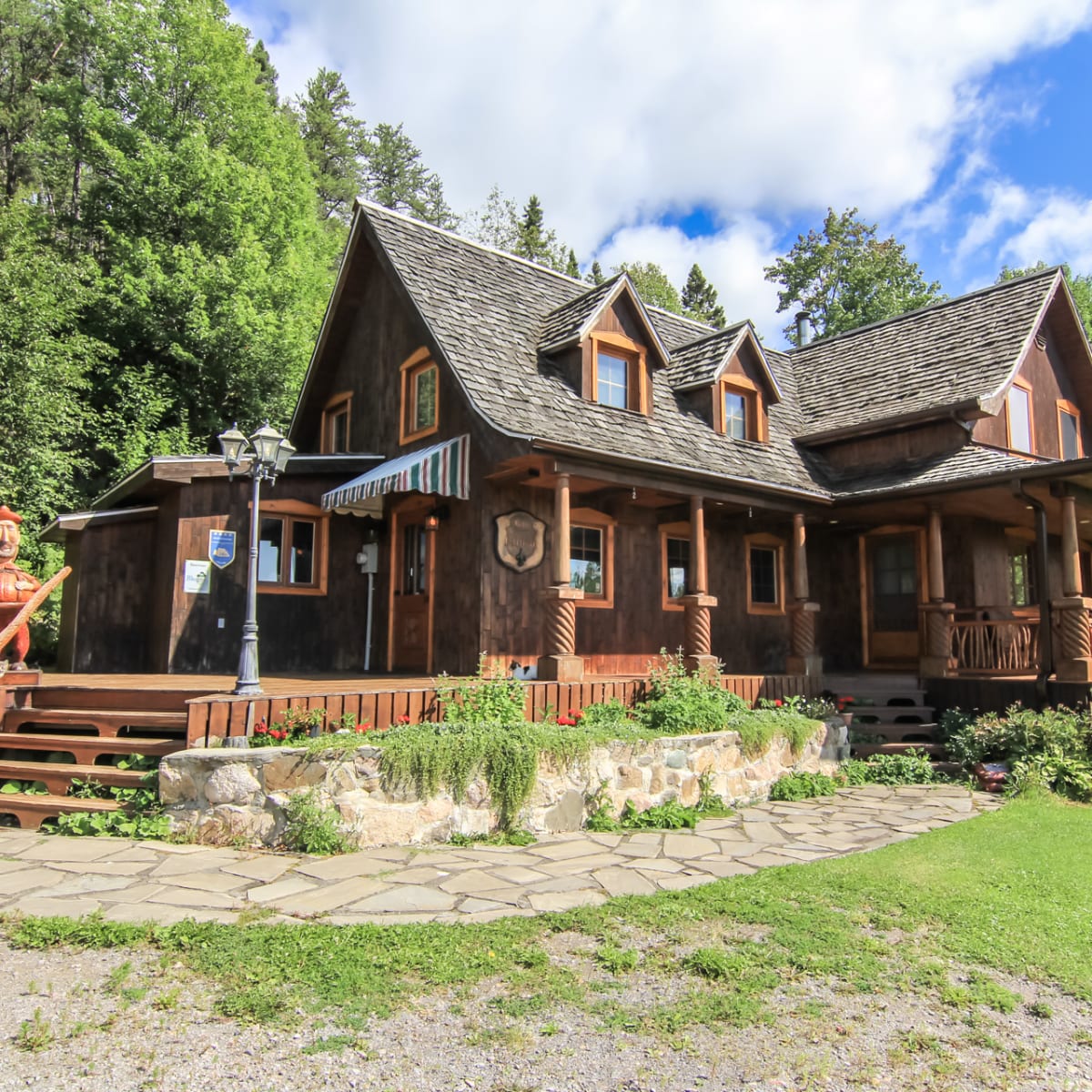 Exterior of the Gîte de l'Artisan in summer.