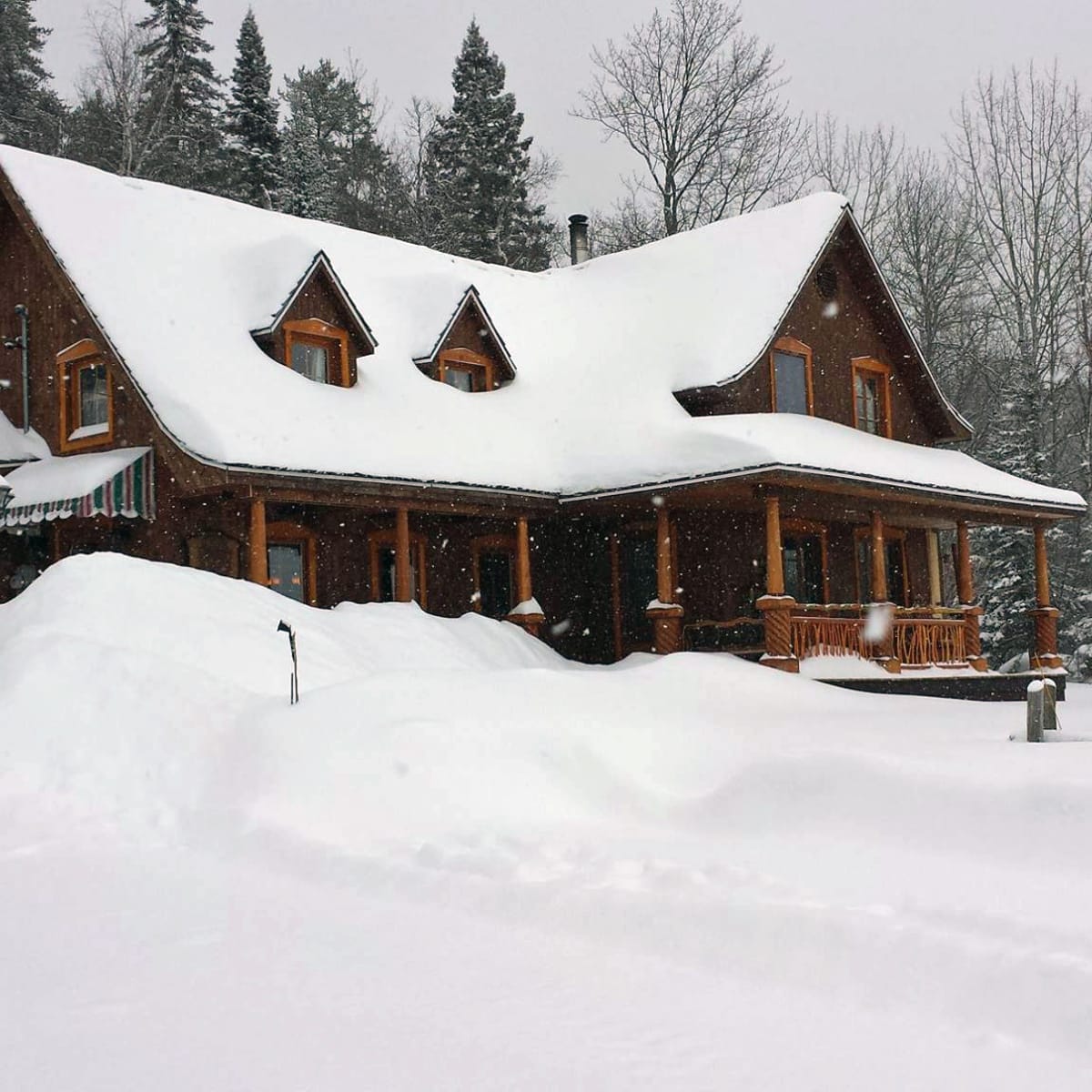 Exterior of the Gîte de l'Artisan in Winter.