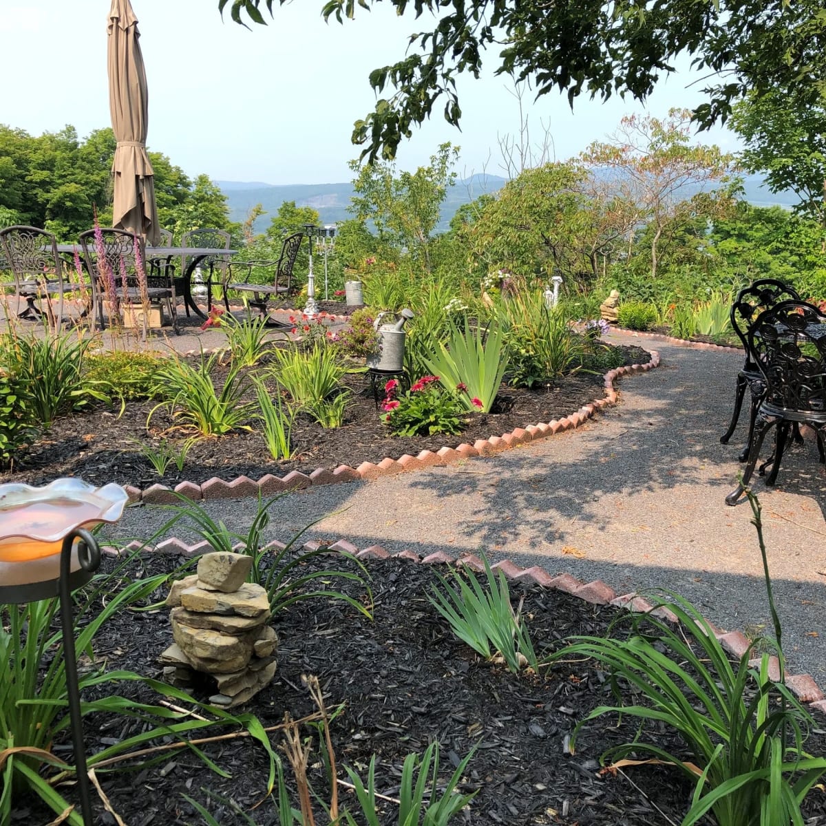 Outdoor yard of the Gîte du Mitan.