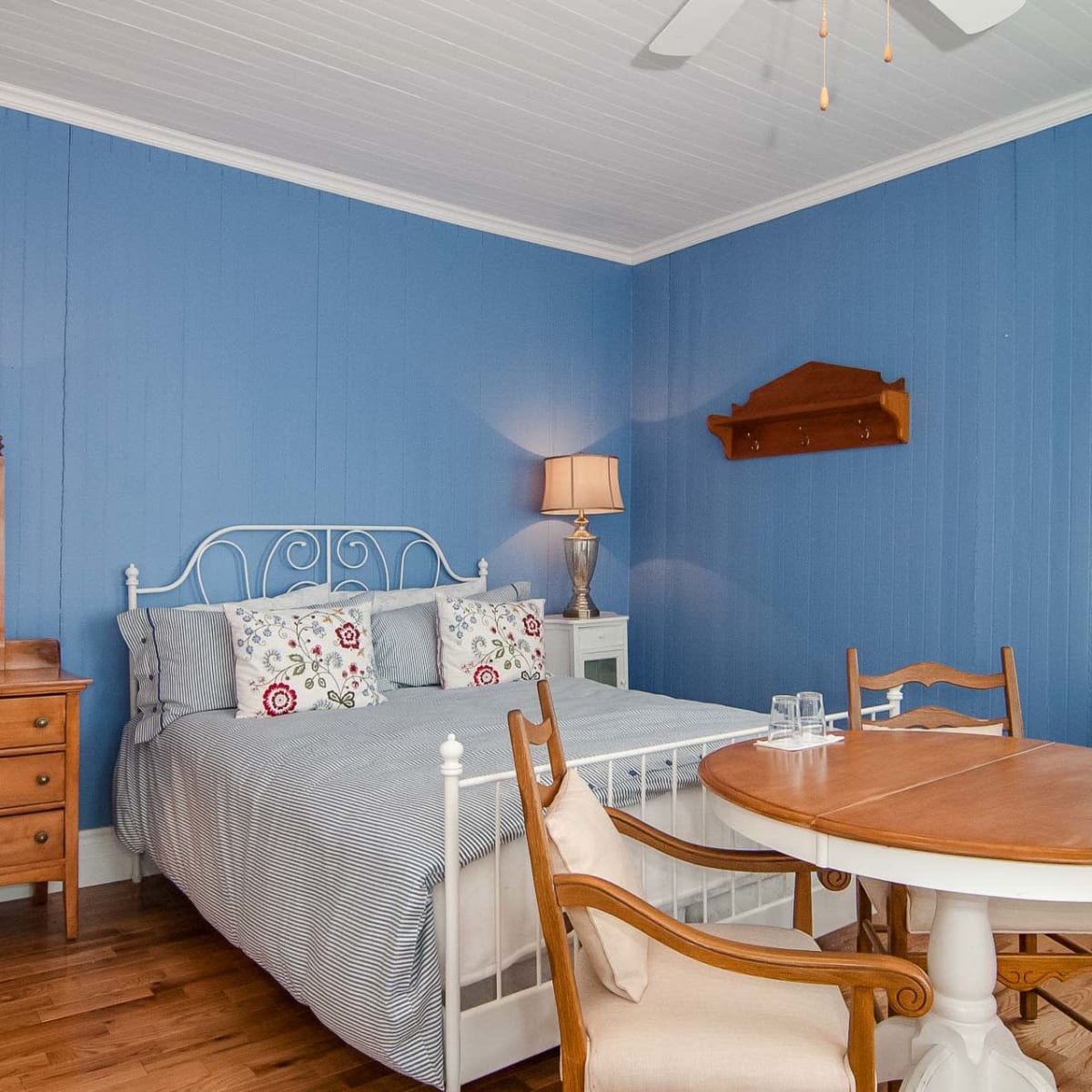 The Victoria bedroom at Gîte Les Pignons.