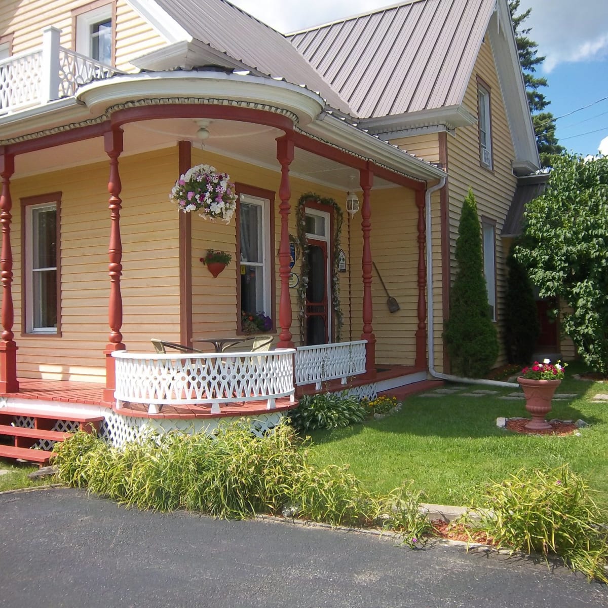 Exterior of the Aux Plaisirs Partagés B&B.