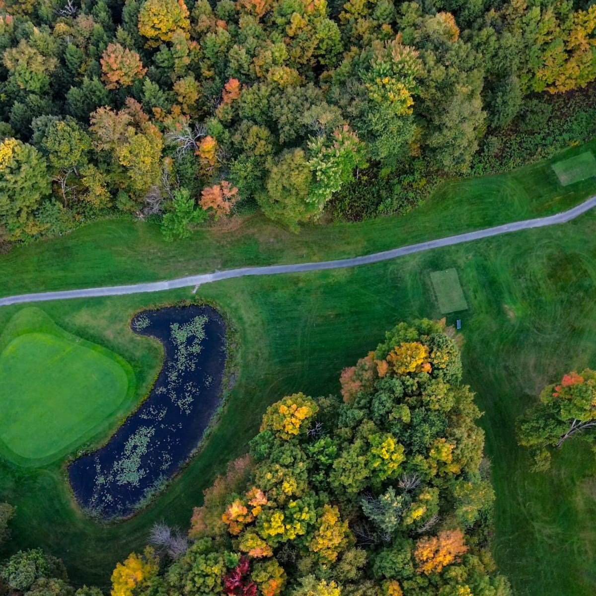 Vue aérienne du Golf Val-des-Sources en automne.