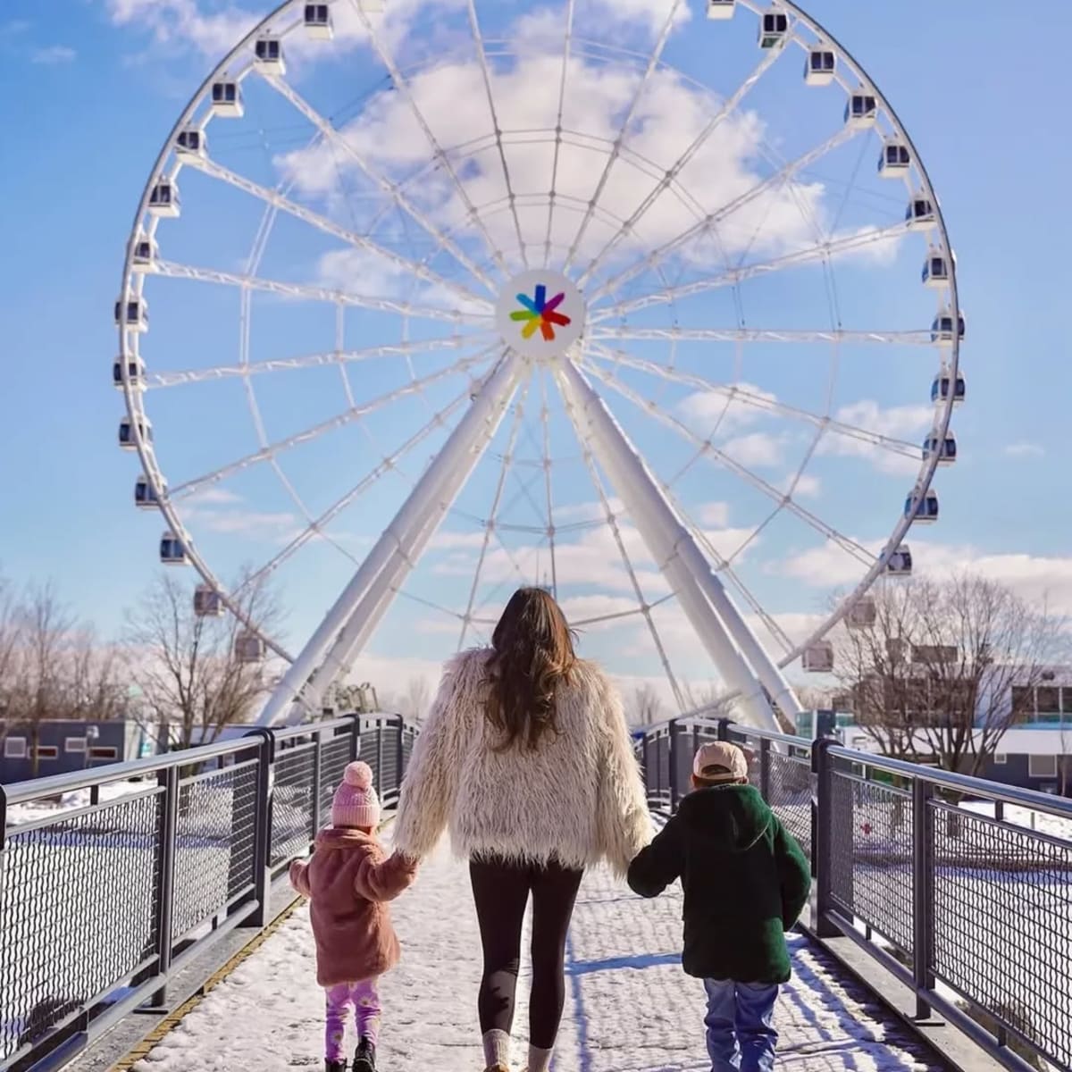 Famille devant la Grande Roue de Montréal.