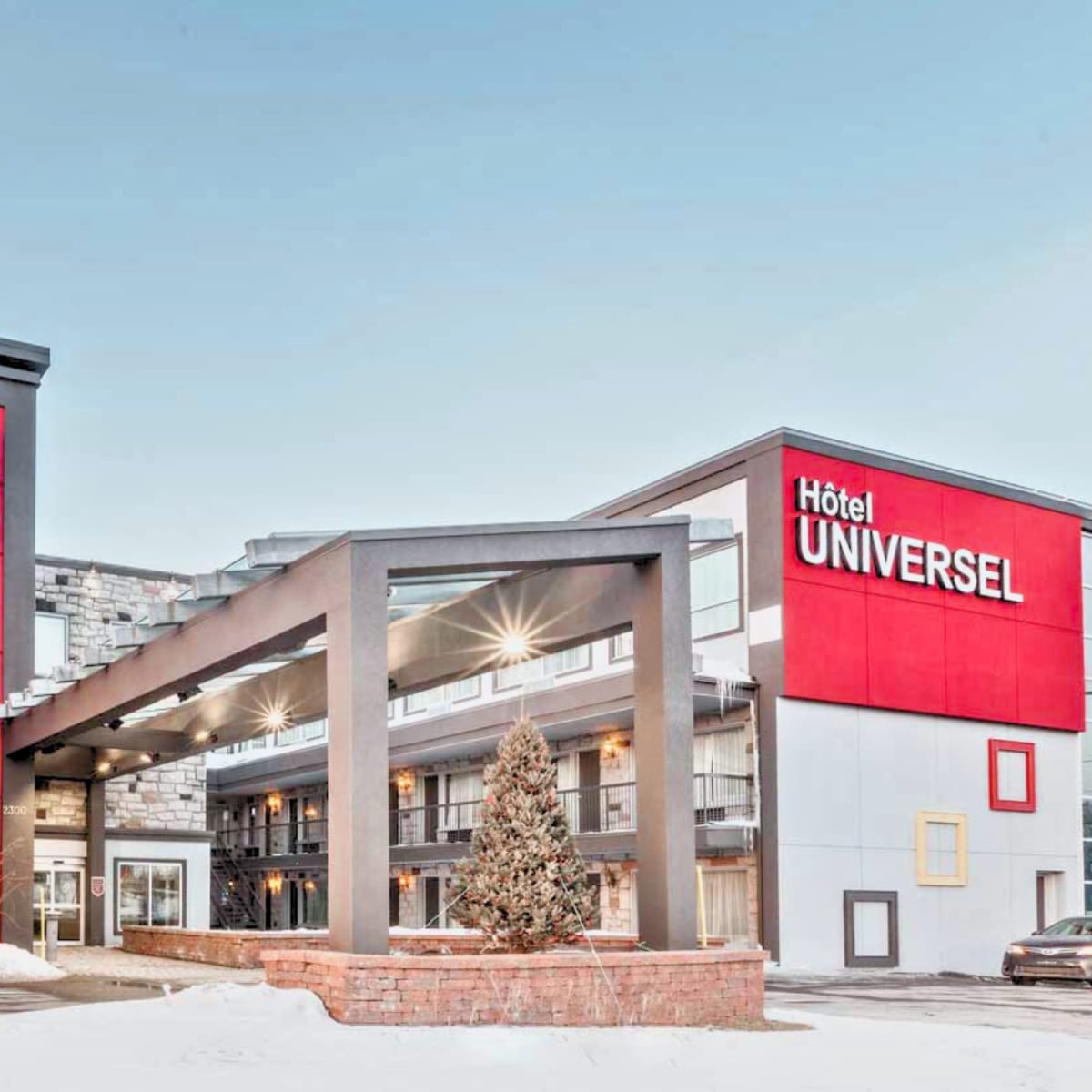 Façade de l'Hôtel Universel Québec.