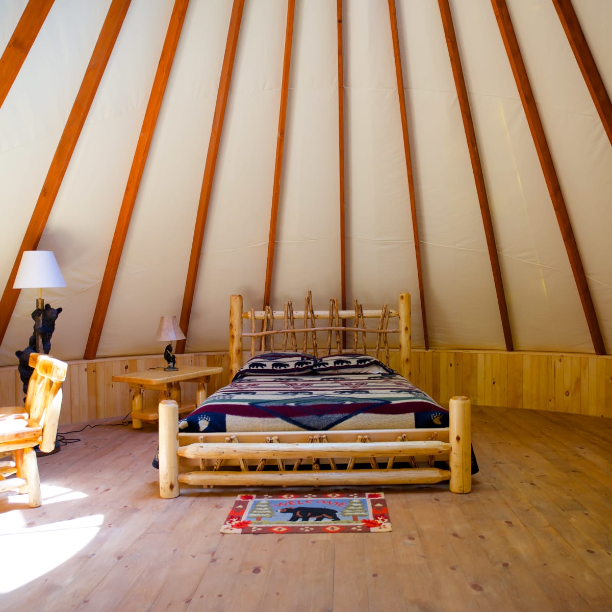 Lit double dans une yourte.