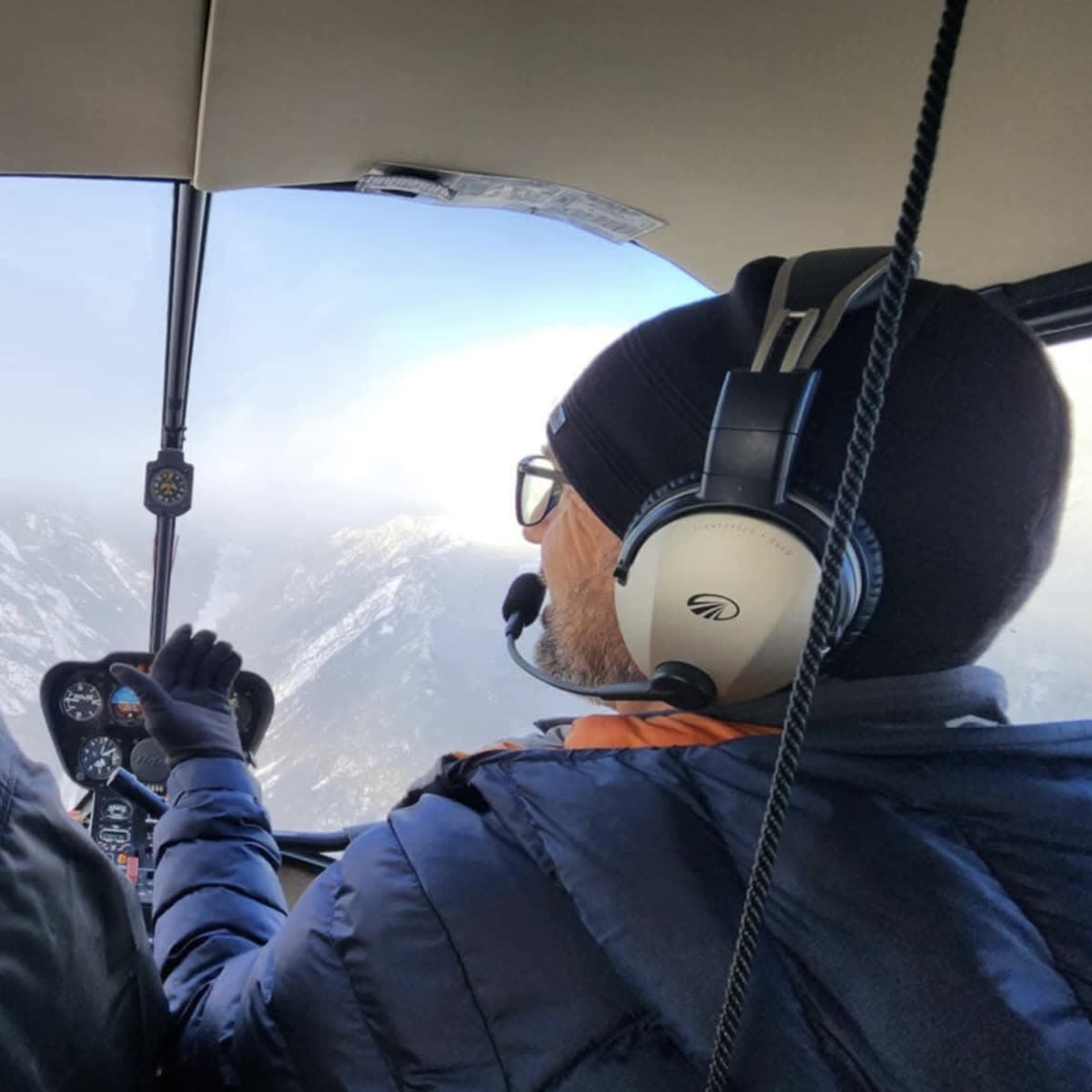 Two people in a helicopter - Héli-Charlevoix.