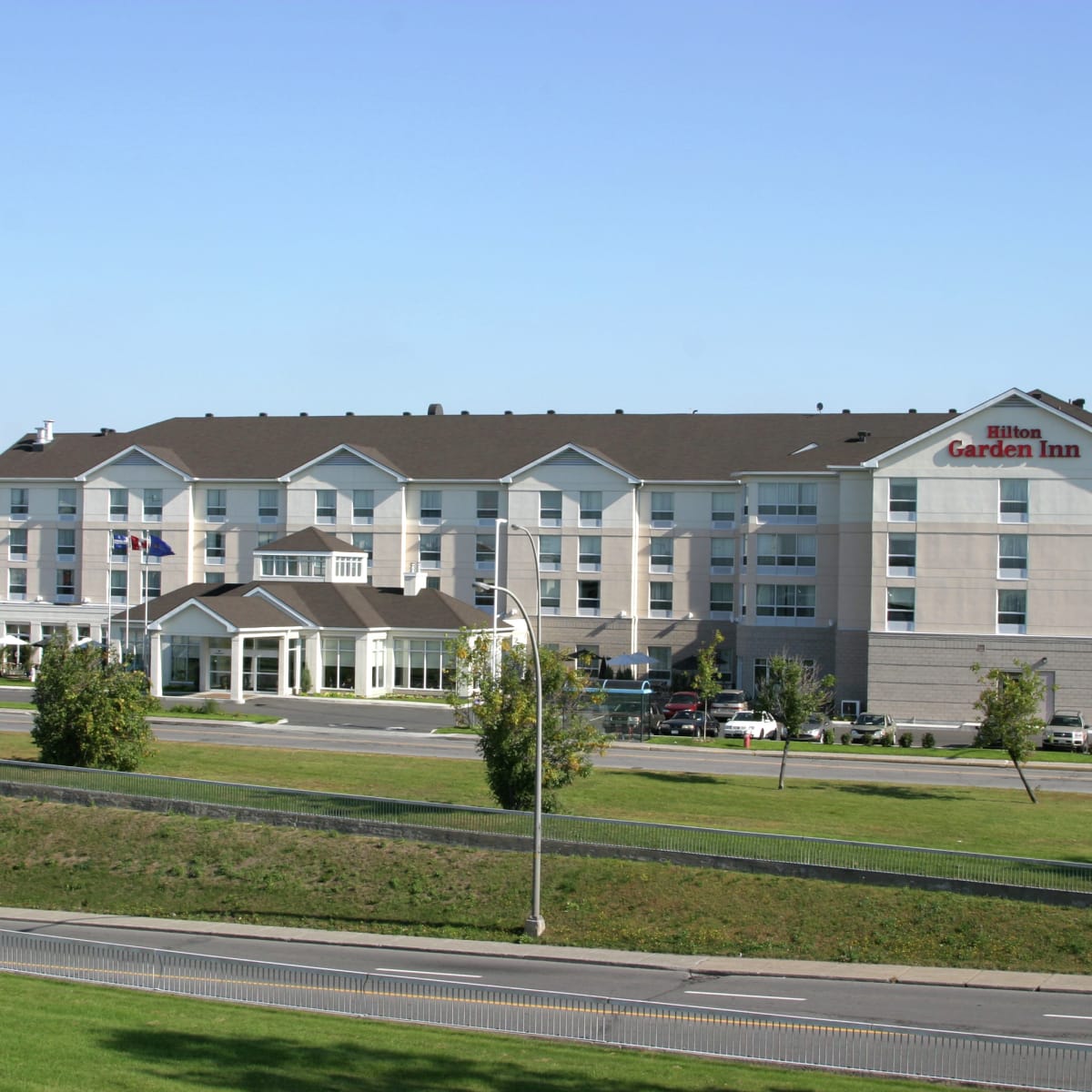Hilton Garden Inn Montreal Airport - Hotel exterior