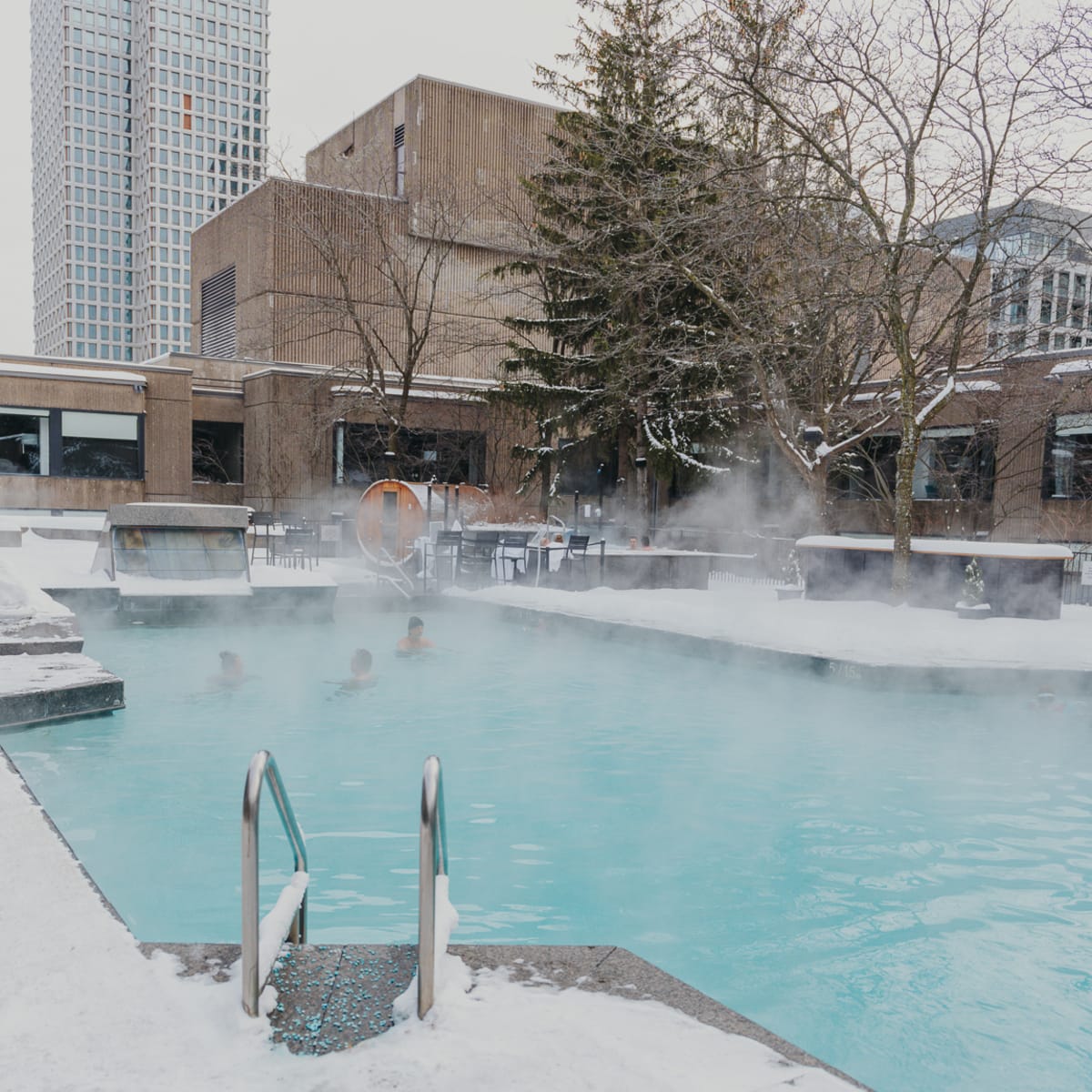Outdoor heated pool in winter at Hôtel Bonaventure Montréal.