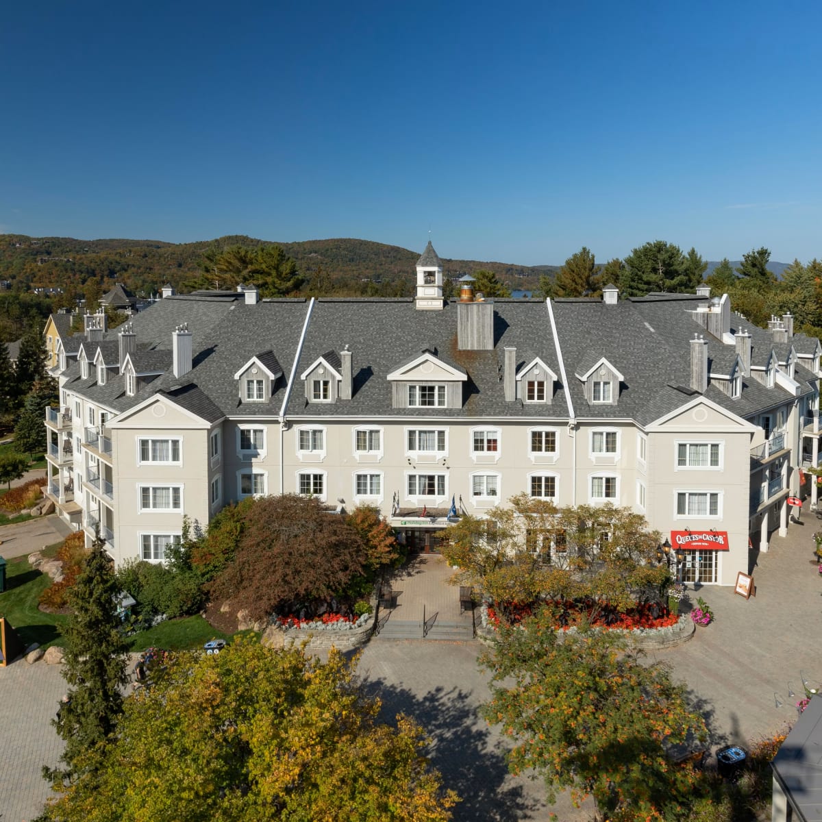 Holiday Inn Express & Suites Tremblant - Exterior of the hotel