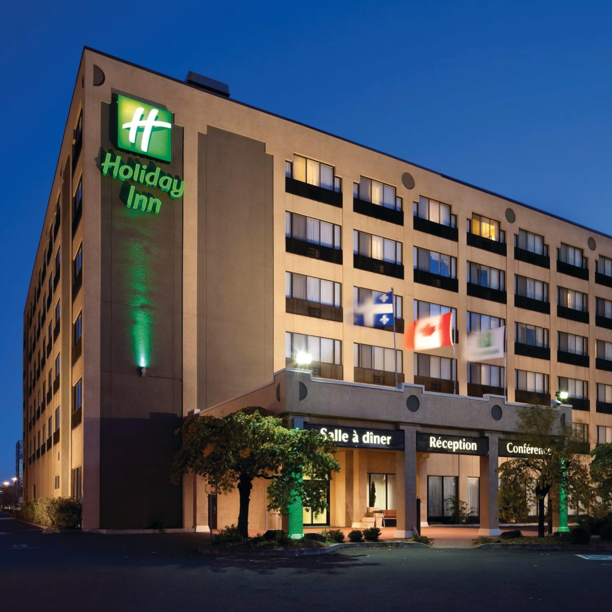 Holiday Inn Montréal-Longueuil - Exterior of the hotel in the evening