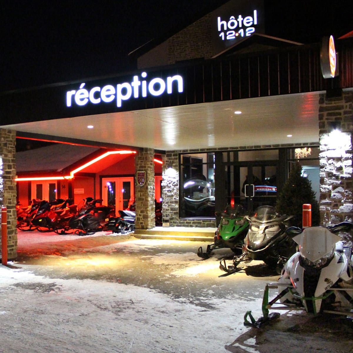 Façade en hiver de l'Hôtel 1212.