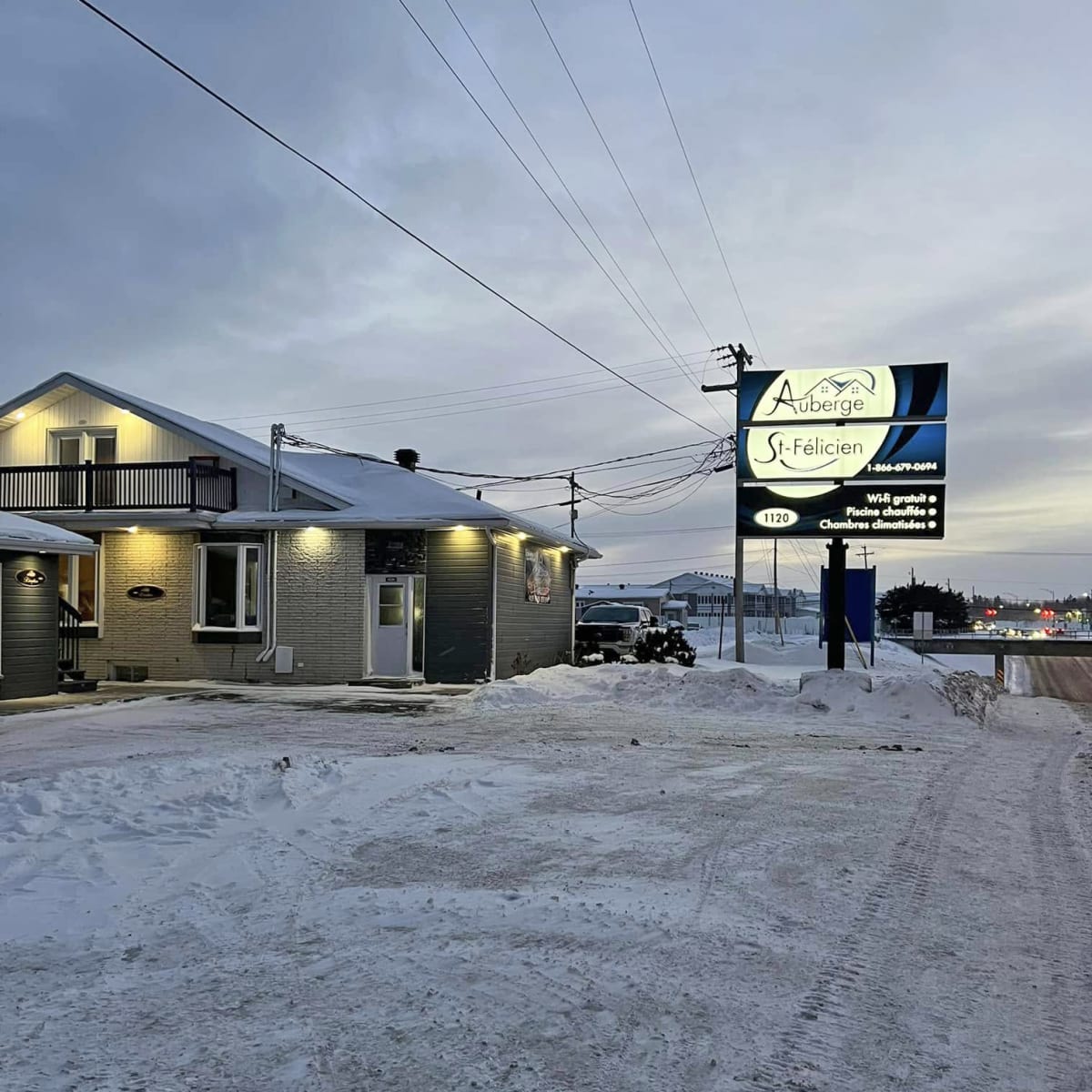The exterior of the Hôtel Auberge St-Félicien in winter.