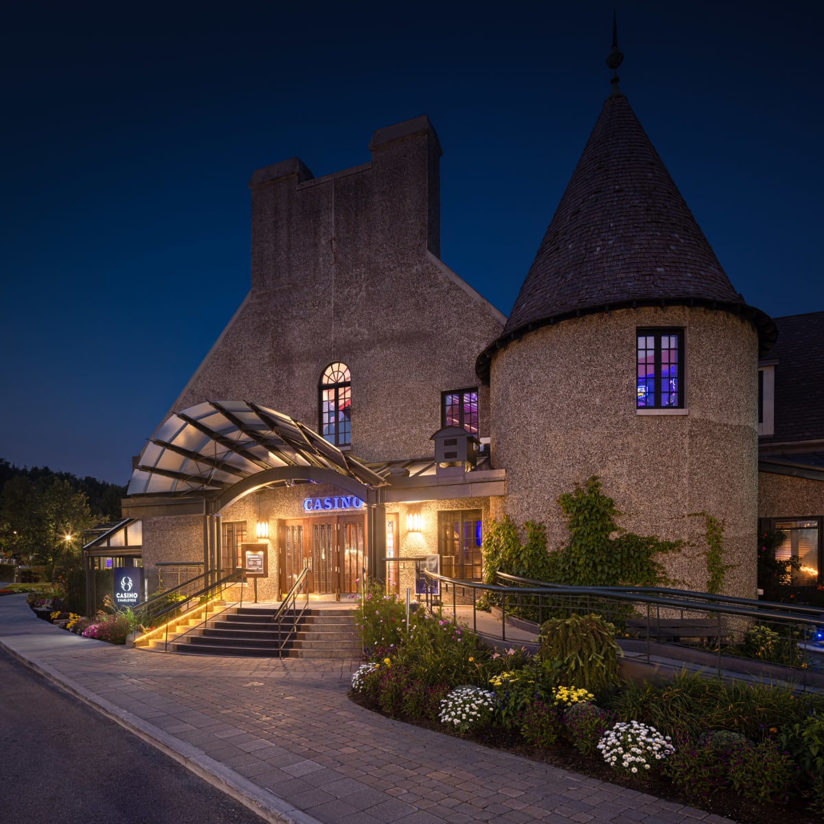 entrance to the hôtel-casino de Charlevoix.