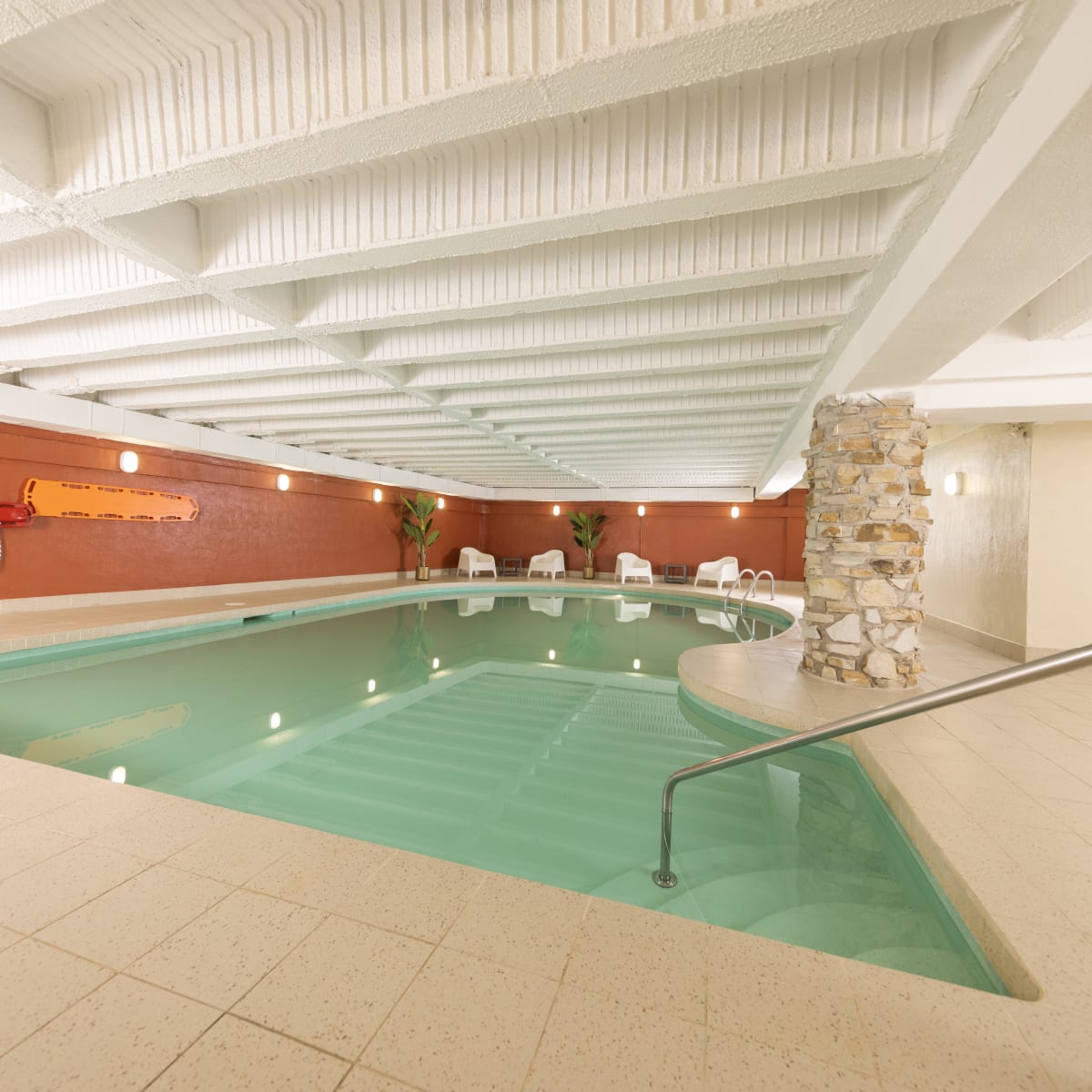 Piscine intérieure de l'Hôtel du Nord.