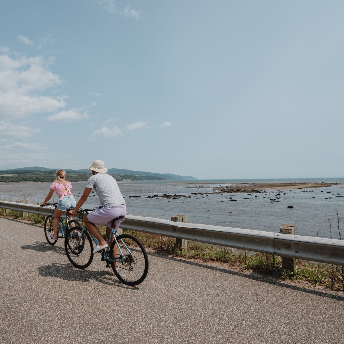Two cyclists next to the St. Lawrence.