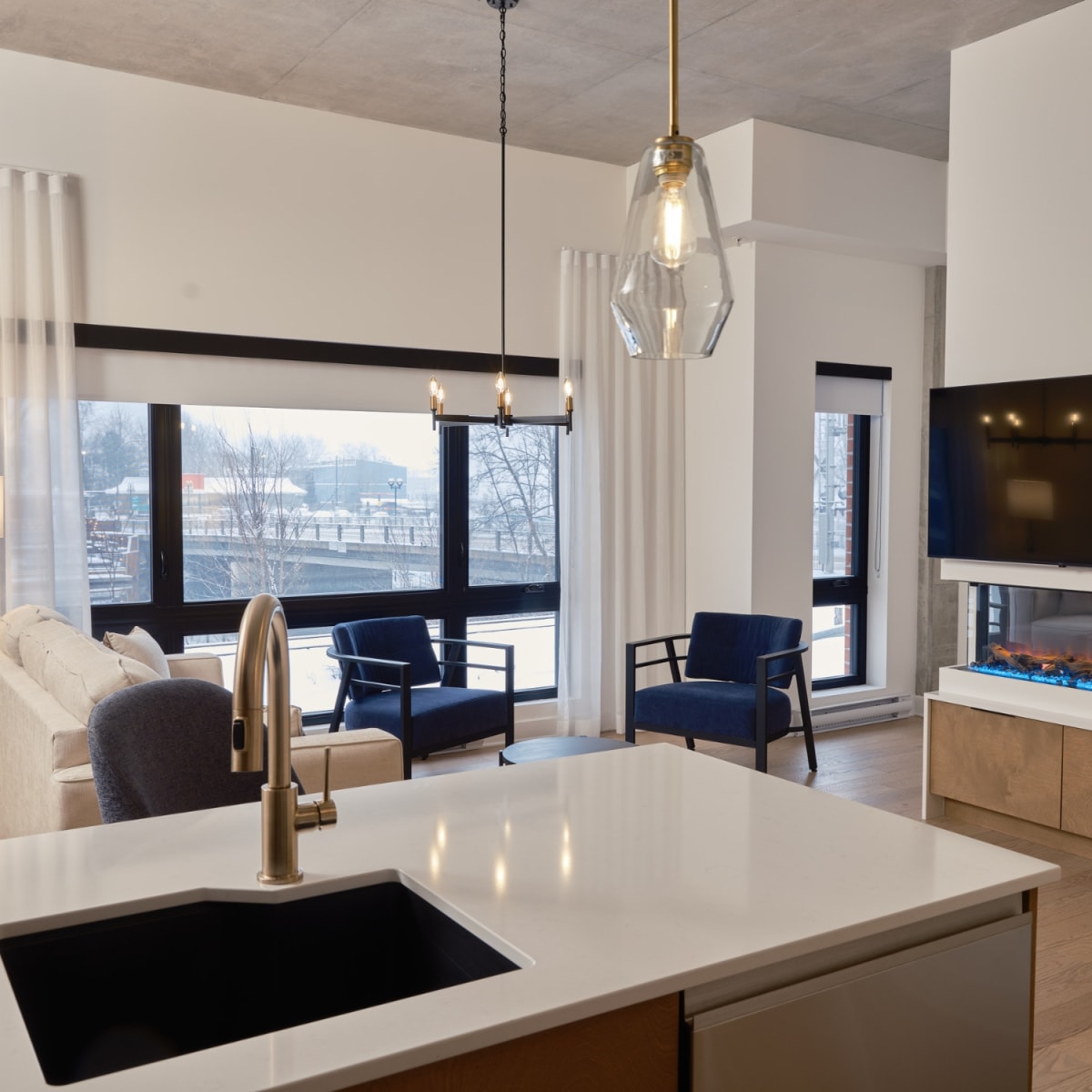 Cuisine et salon du chalet urbain.