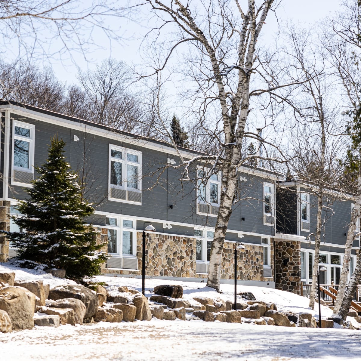 Exterior of the Hôtel Far Hills in winter.