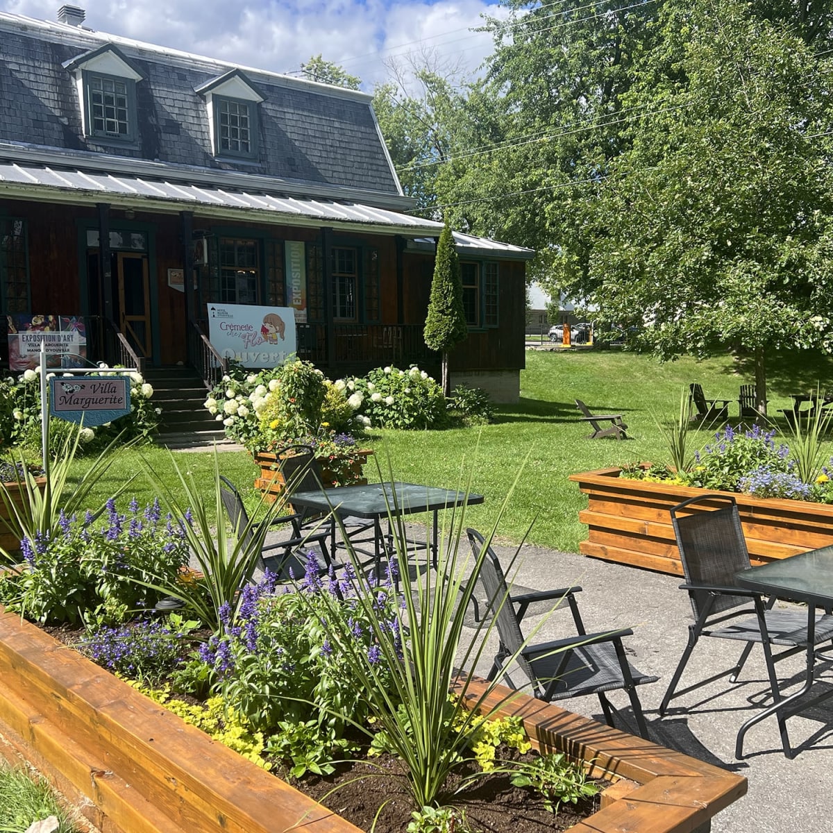 Extérieur de la crèmerie Chez Flo à l'Hôtel Manoir d'Youville.