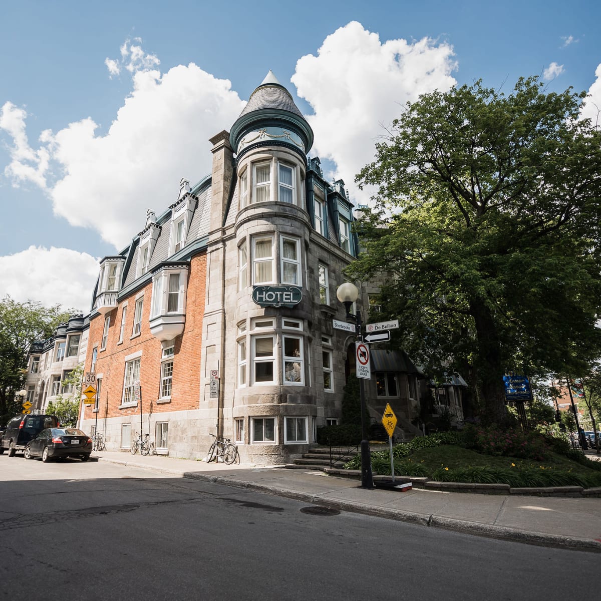 Extérieur de l'Hôtel Manoir Sherbrooke.