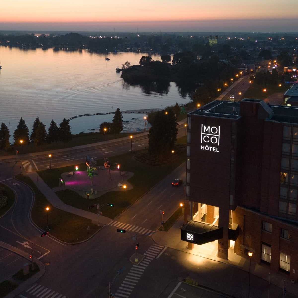 Hôtel MOCO Valleyfield - extérieur vue sur la Baie.