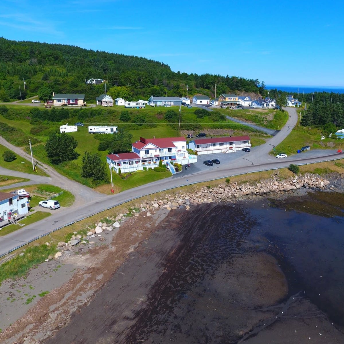 Aerial view of the Hôtel Motel Grande-Vallée on the waterfront.