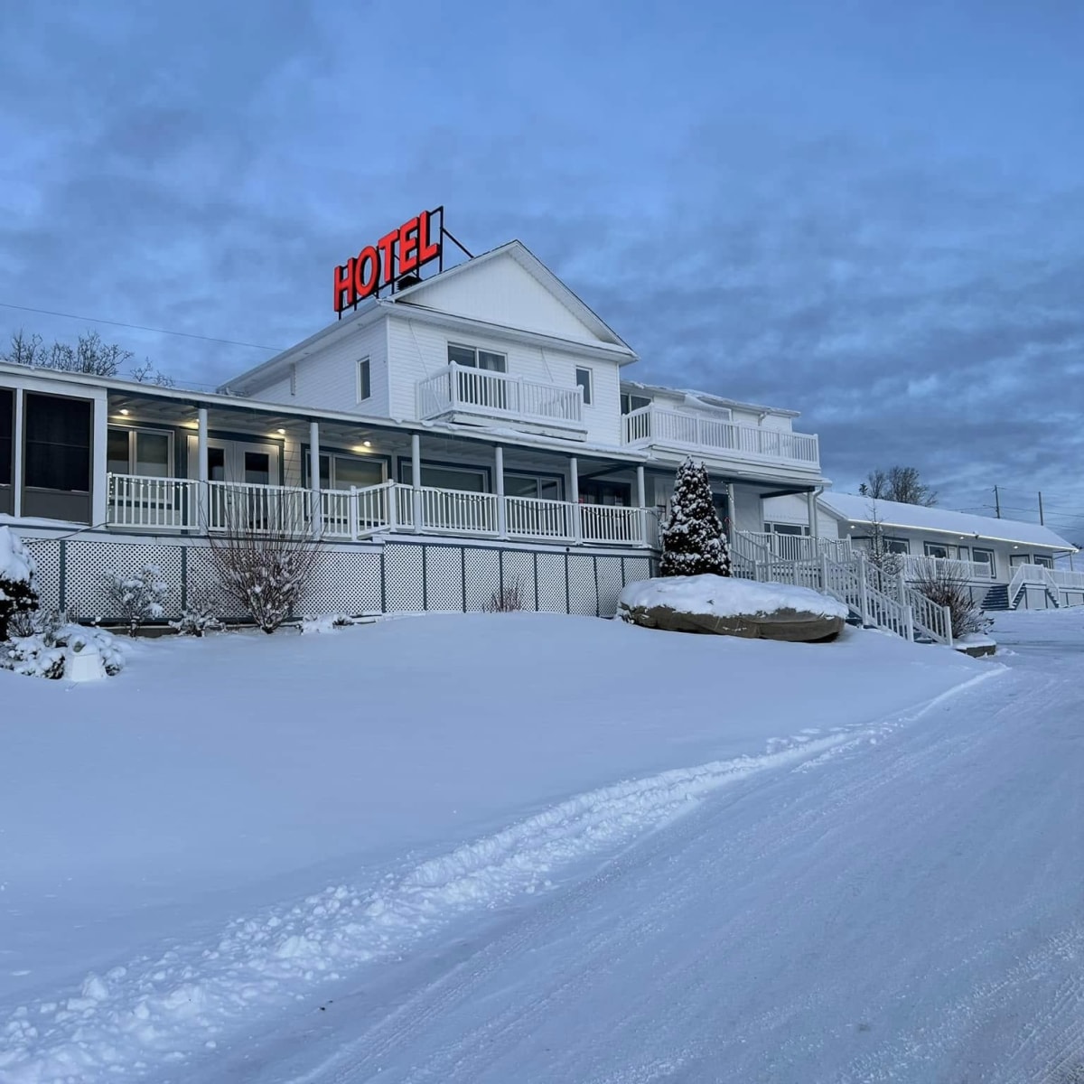 Hôtel Motel Grande-Vallée in winter.