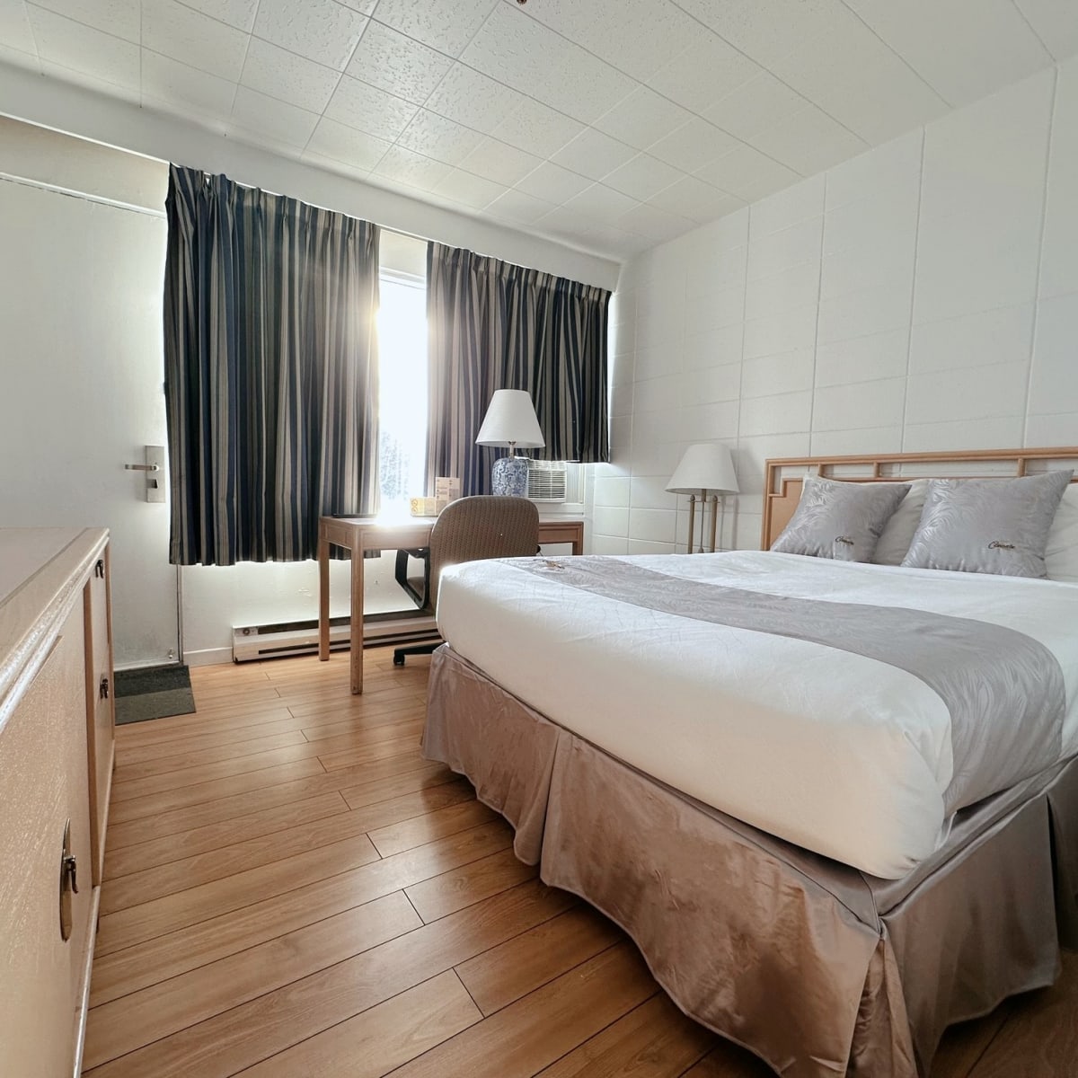 Hôtel La Caravelle - Room with bed and desk