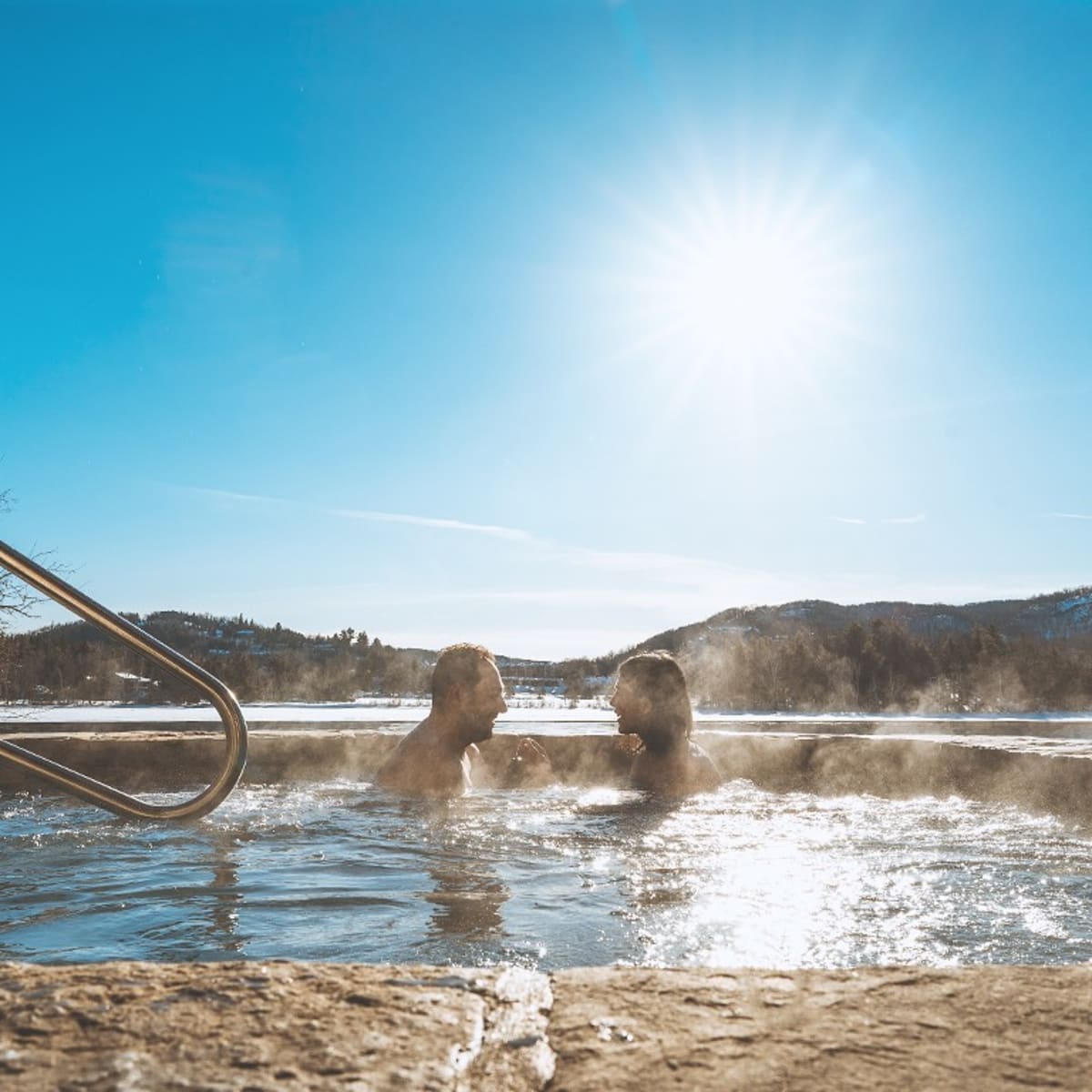 Couple in an outdoor spa at Hôtel Quintessence.