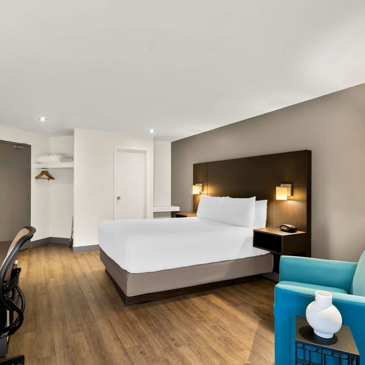 Room at the Best Western Hotel St-Jérôme.