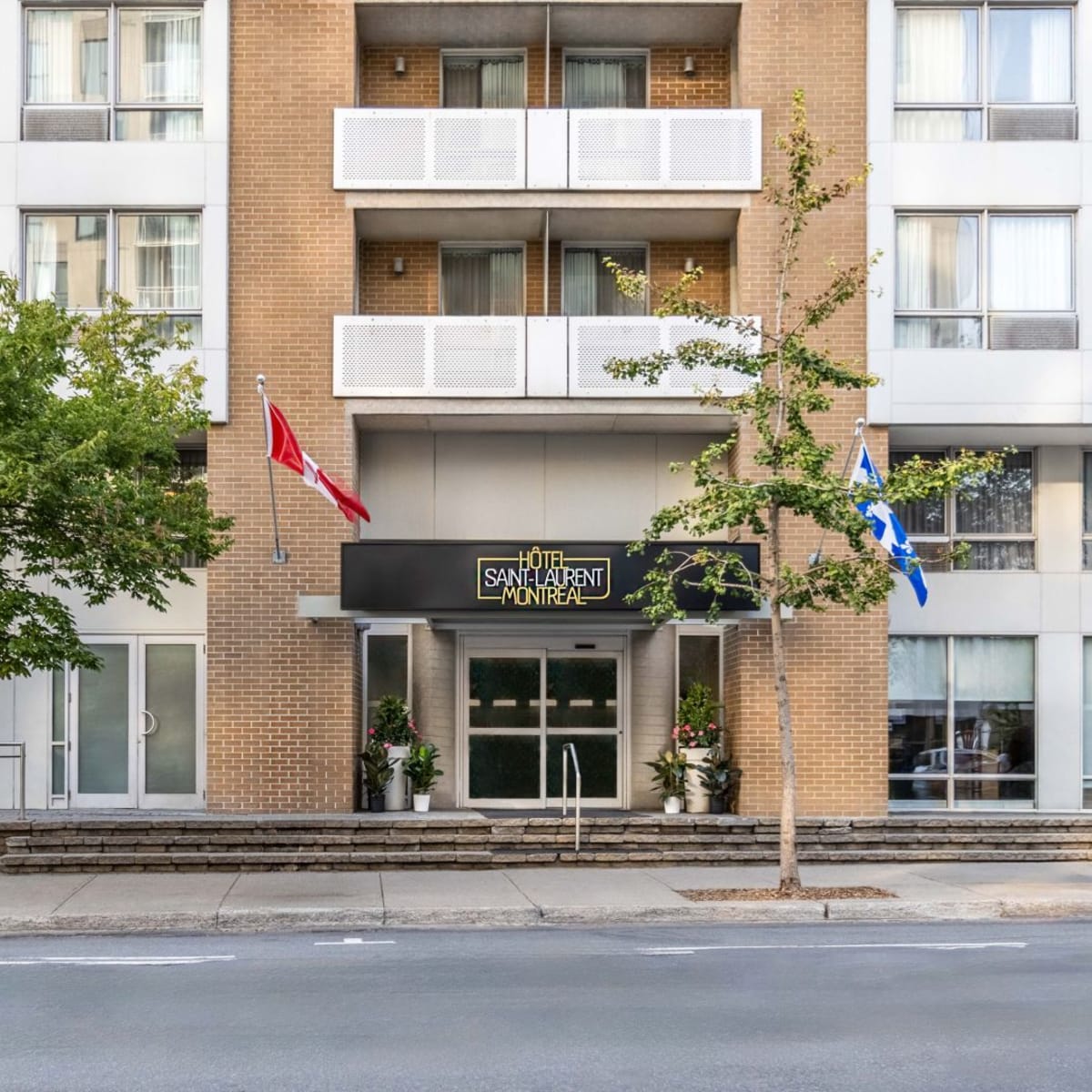 Hôtel Saint-Laurent Montréal - Front of the hotel