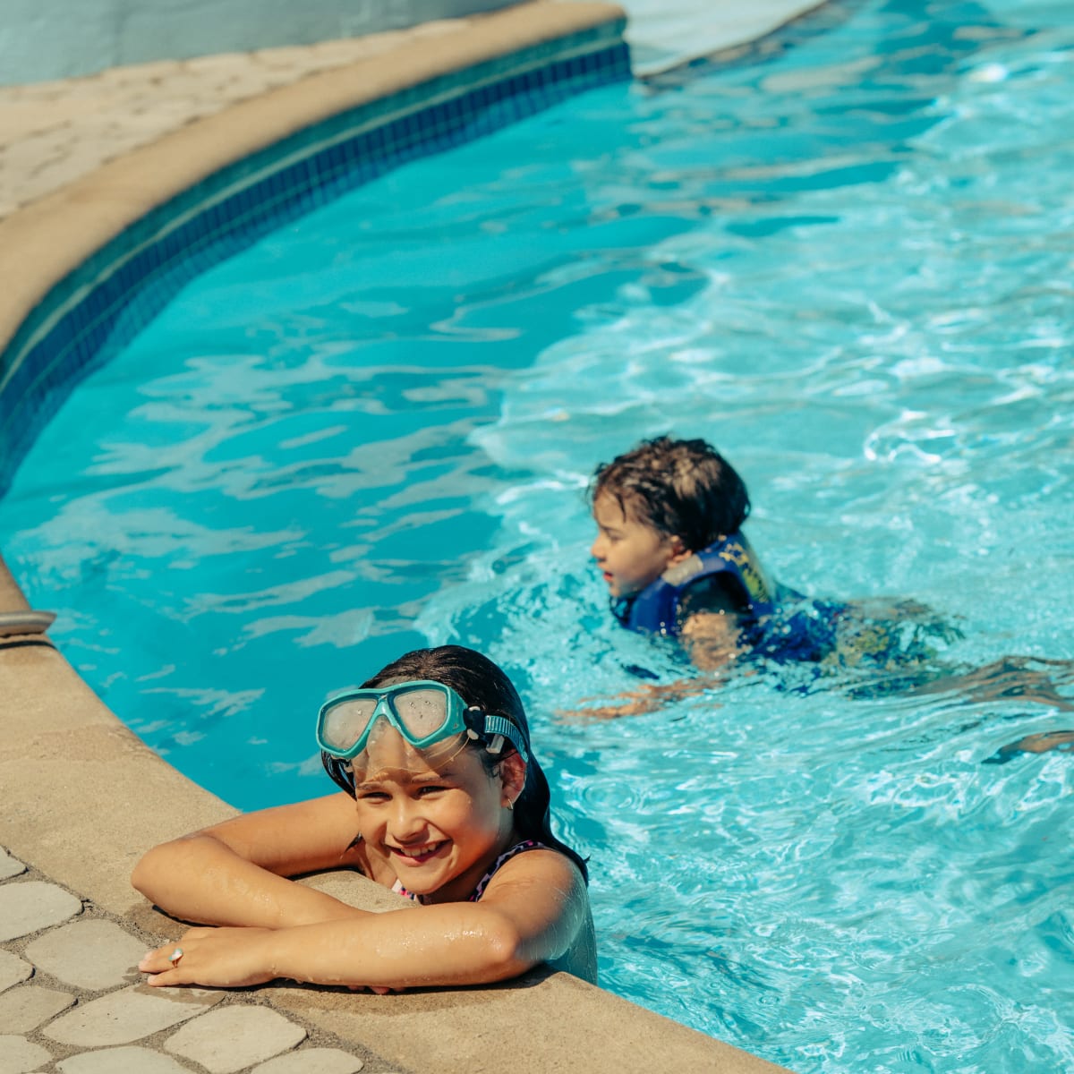 Deux enfants dans la piscine de l'Hôtel Mont Gabriel.