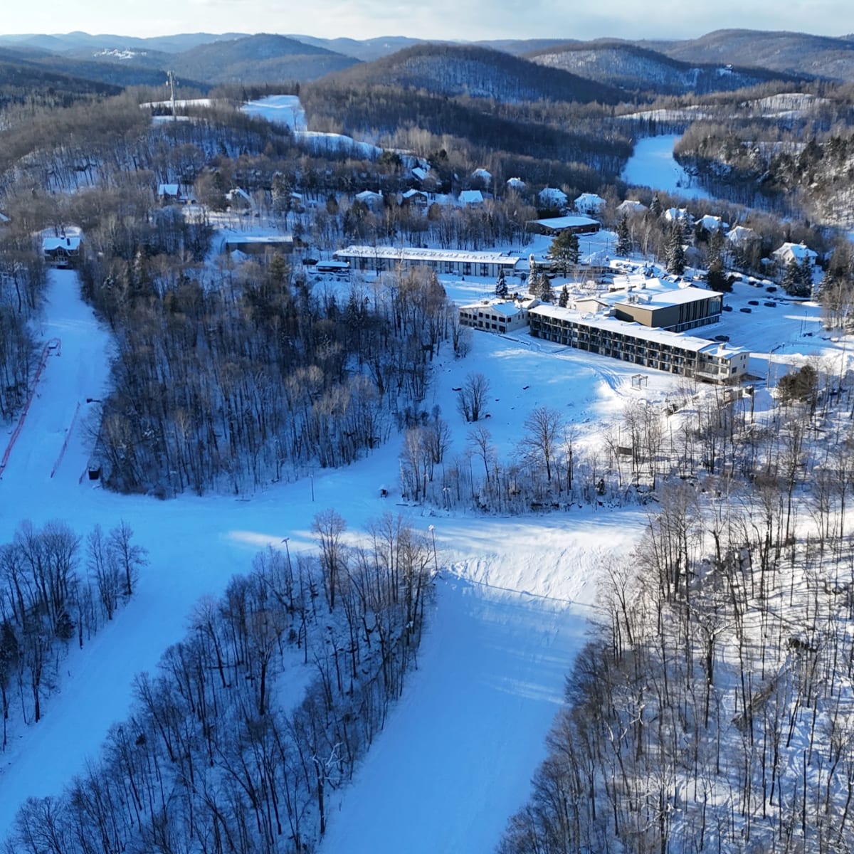 Vue aérienne den hiver sur les pistes de ski et l'hôtel.