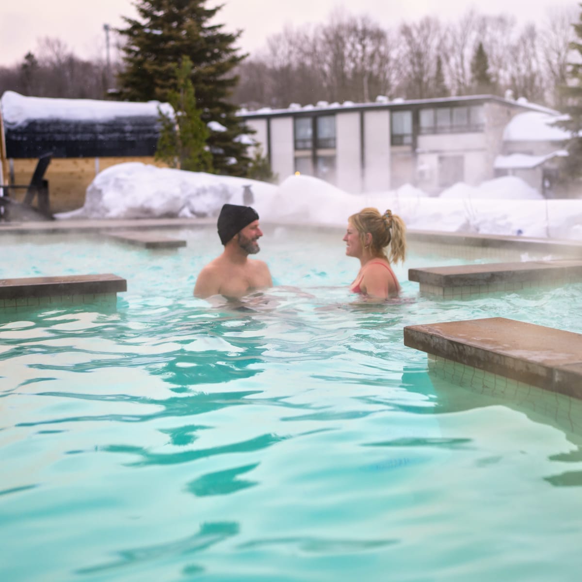 Couple dans un bain d'eau chaude au spa.
