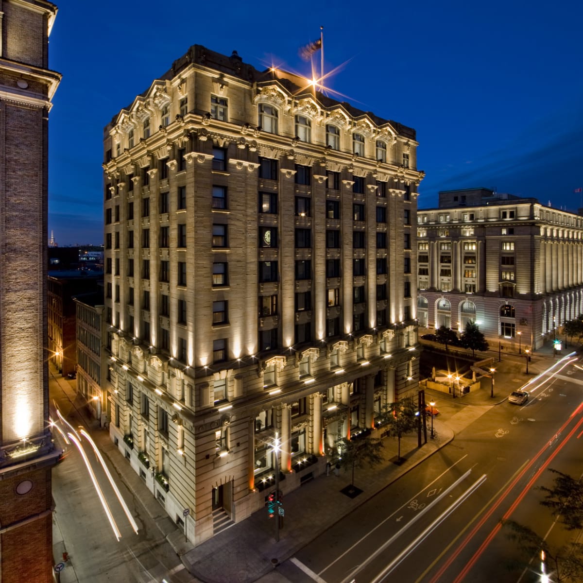 Hôtel St Paul - Exterior of the hotel at night