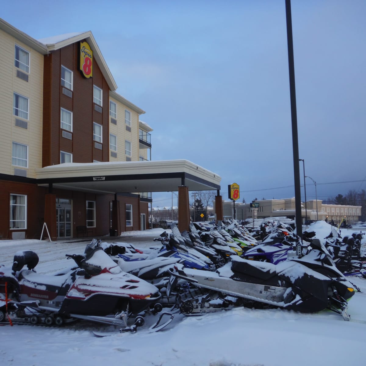 Motoneiges au à l'Hôtel Super 8 Mont-Laurier.