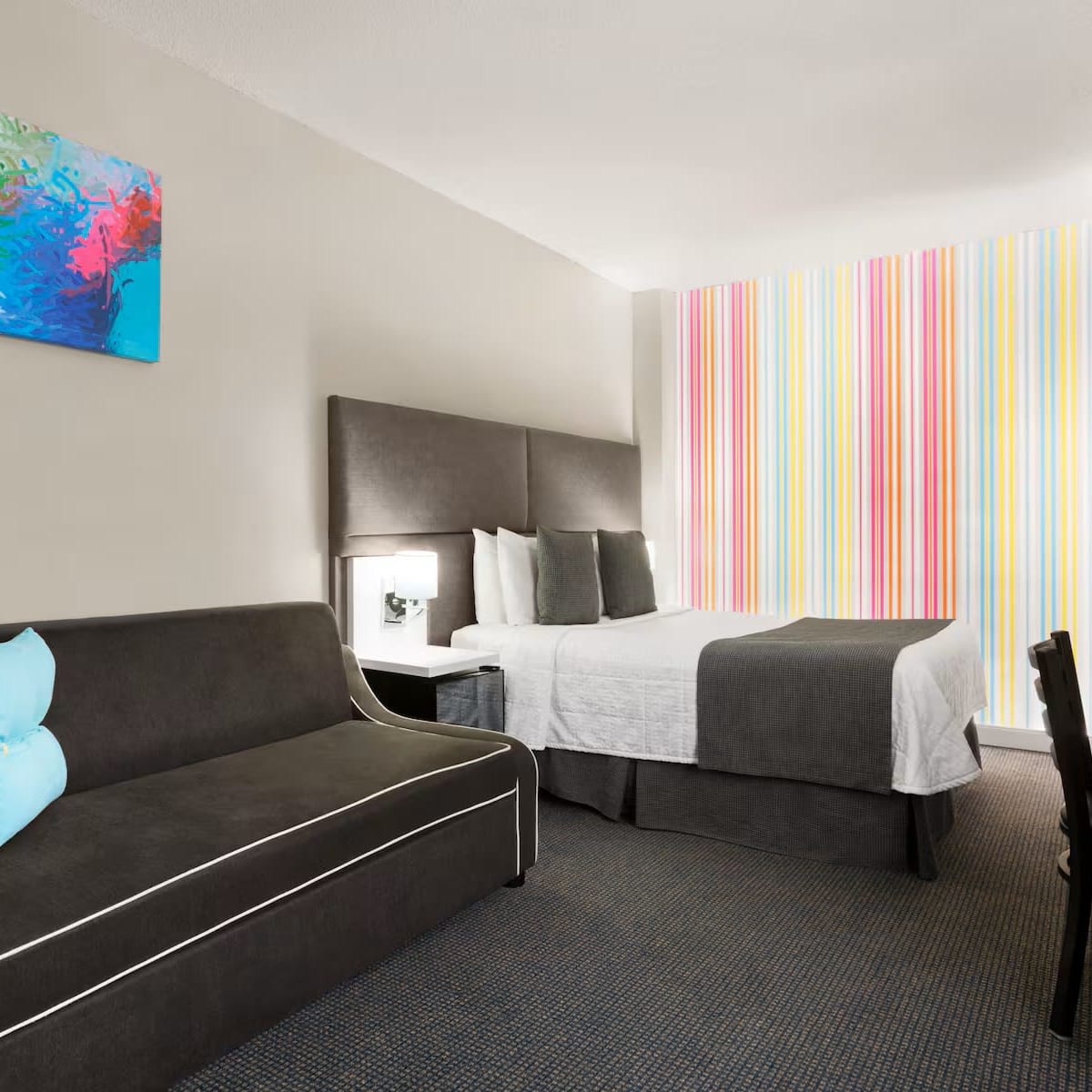 Chambre colorée de l'Hôtel Travelodge Montréal Centre