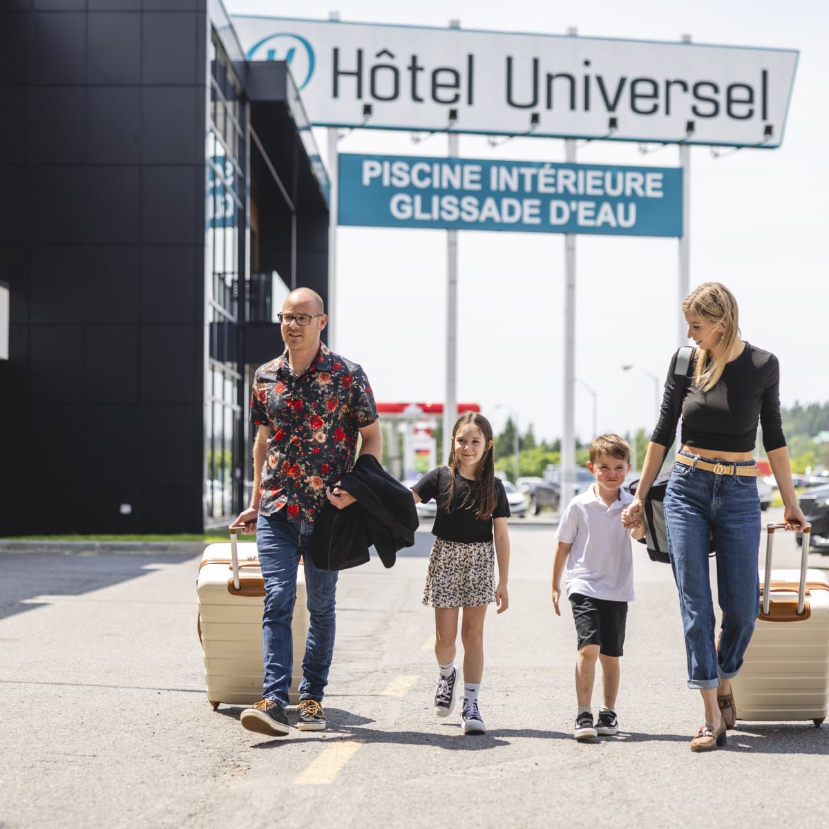 Hôtel Universel Rivière-du-Loup -  A family walking with their suitcases