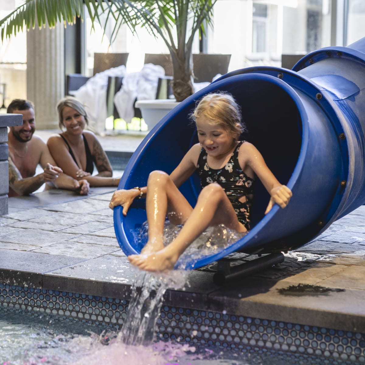 Hôtel Universel Rivière-du-Loup - A child in a water slide