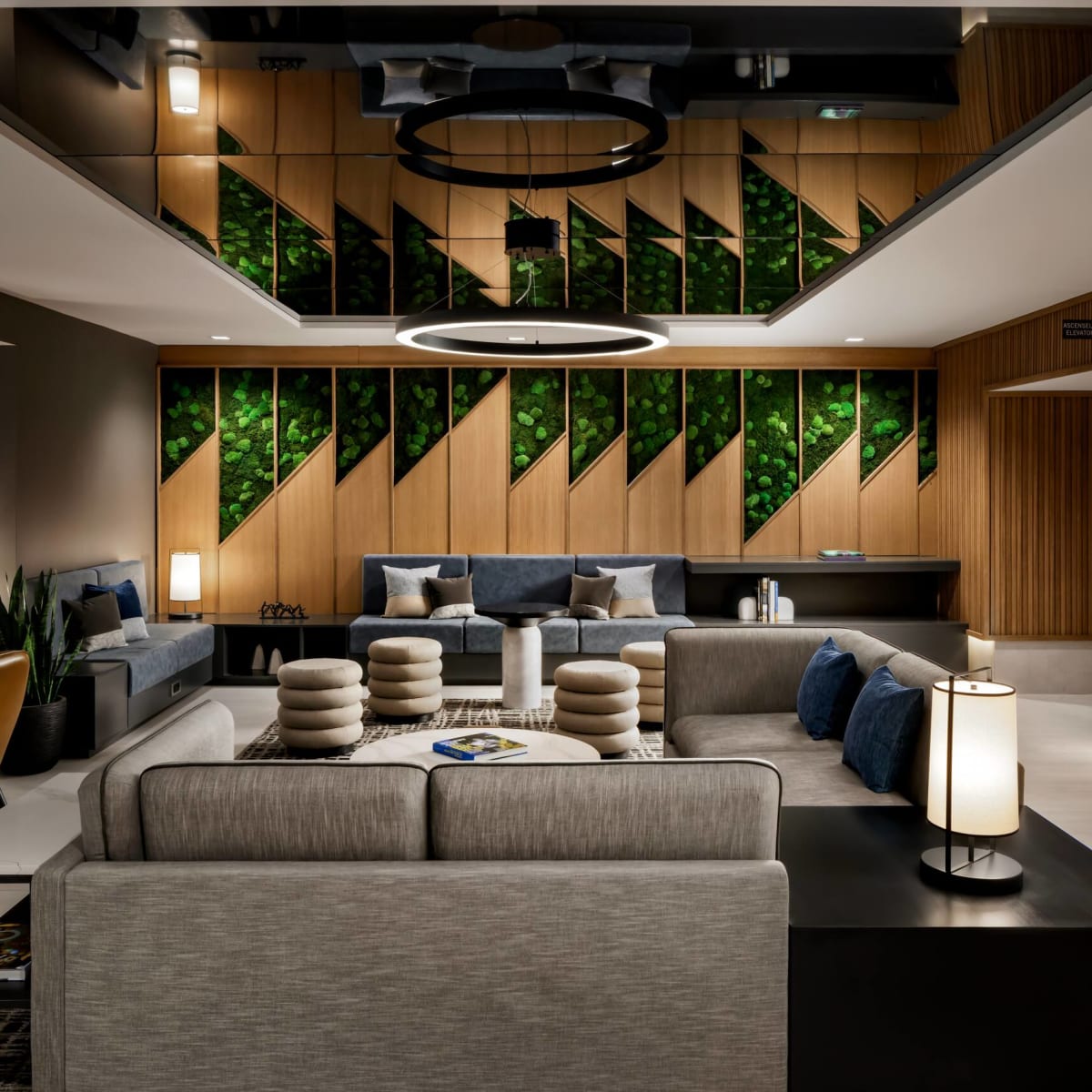 Espace d'attente du hall au Hyatt Place Montréal - Centre-Ville