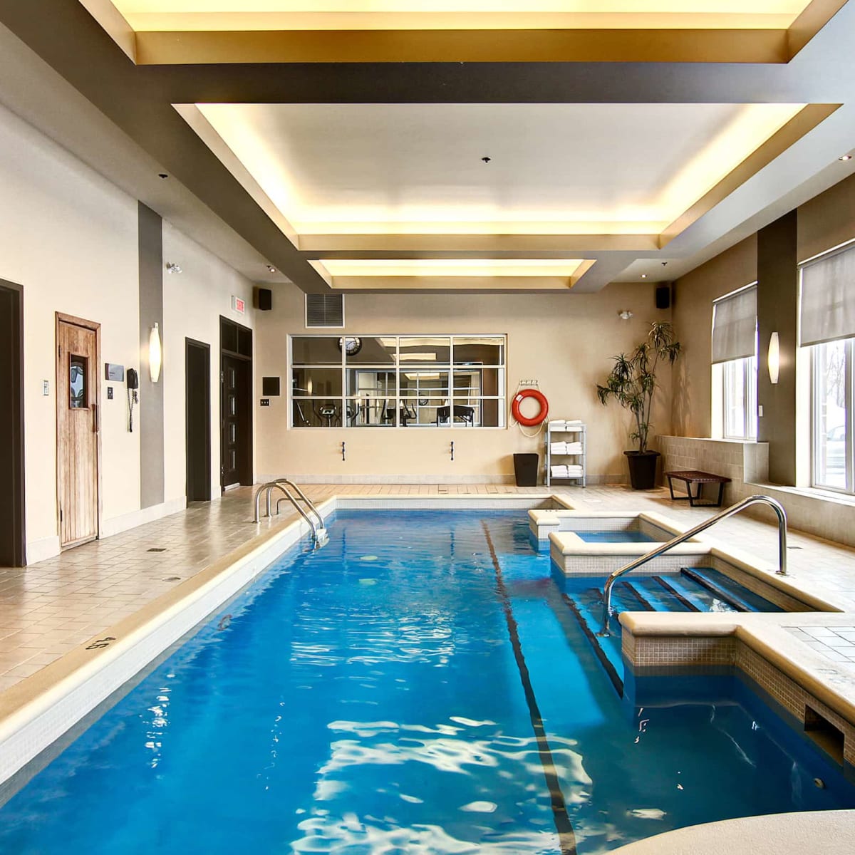Indoor pool at Impéria Hôtel & Suites Saint-Eustache.