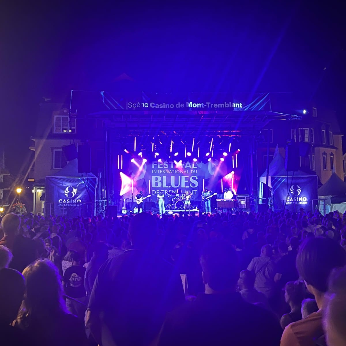 A scene from the evening of the Tremblant International Blues Festival.