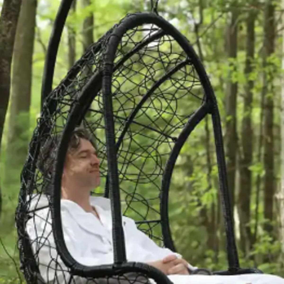 Homme relaxant au spa.