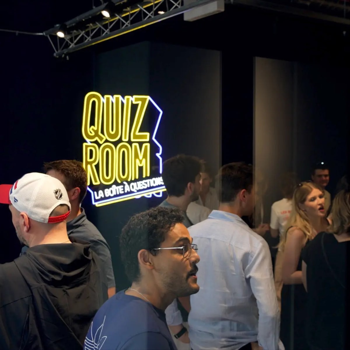 La Boîte à Questions – Quiz Room Montréal - Several people are gathered