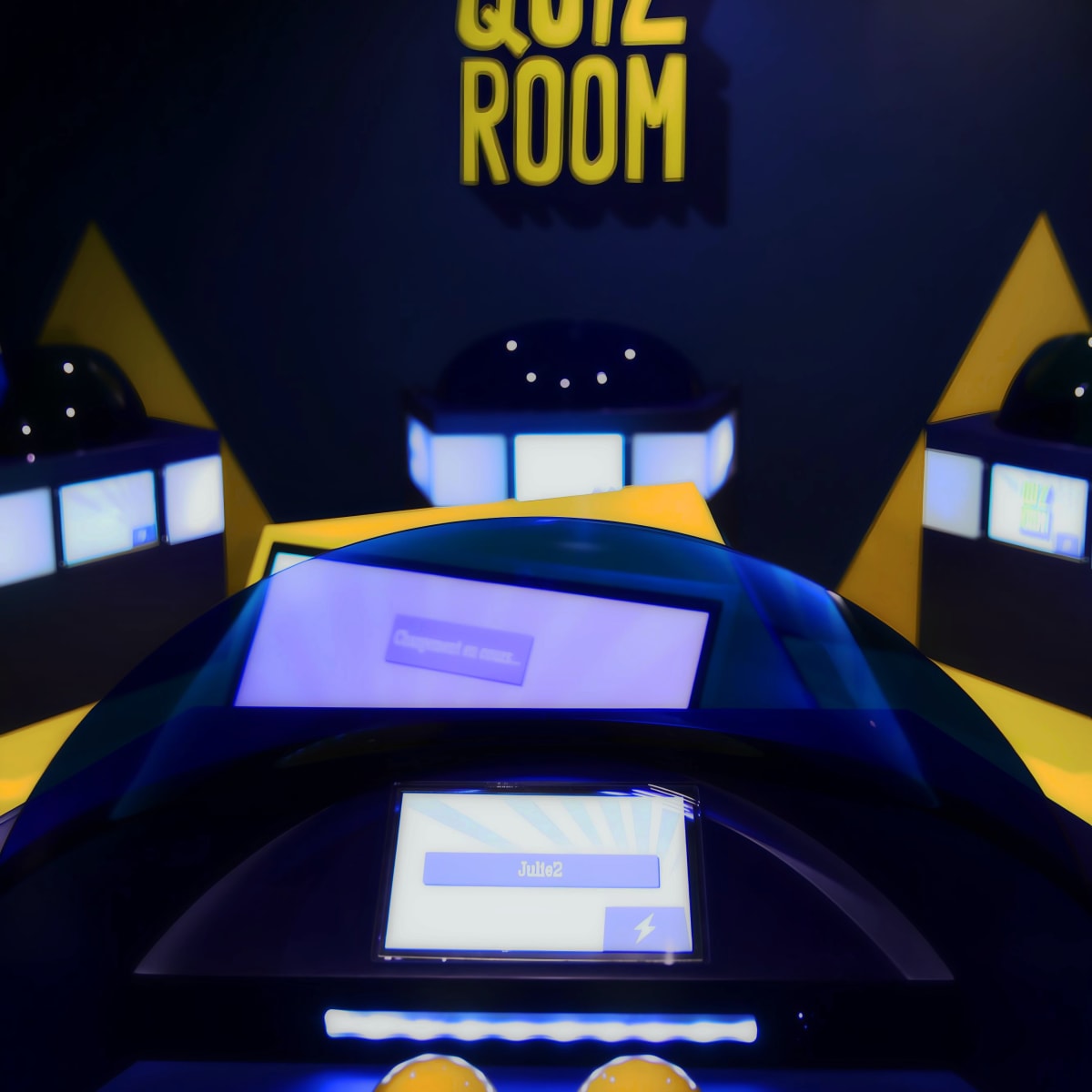 La Boîte à Questions – Quiz Room Montréal - interactive quiz machine in a quiz room